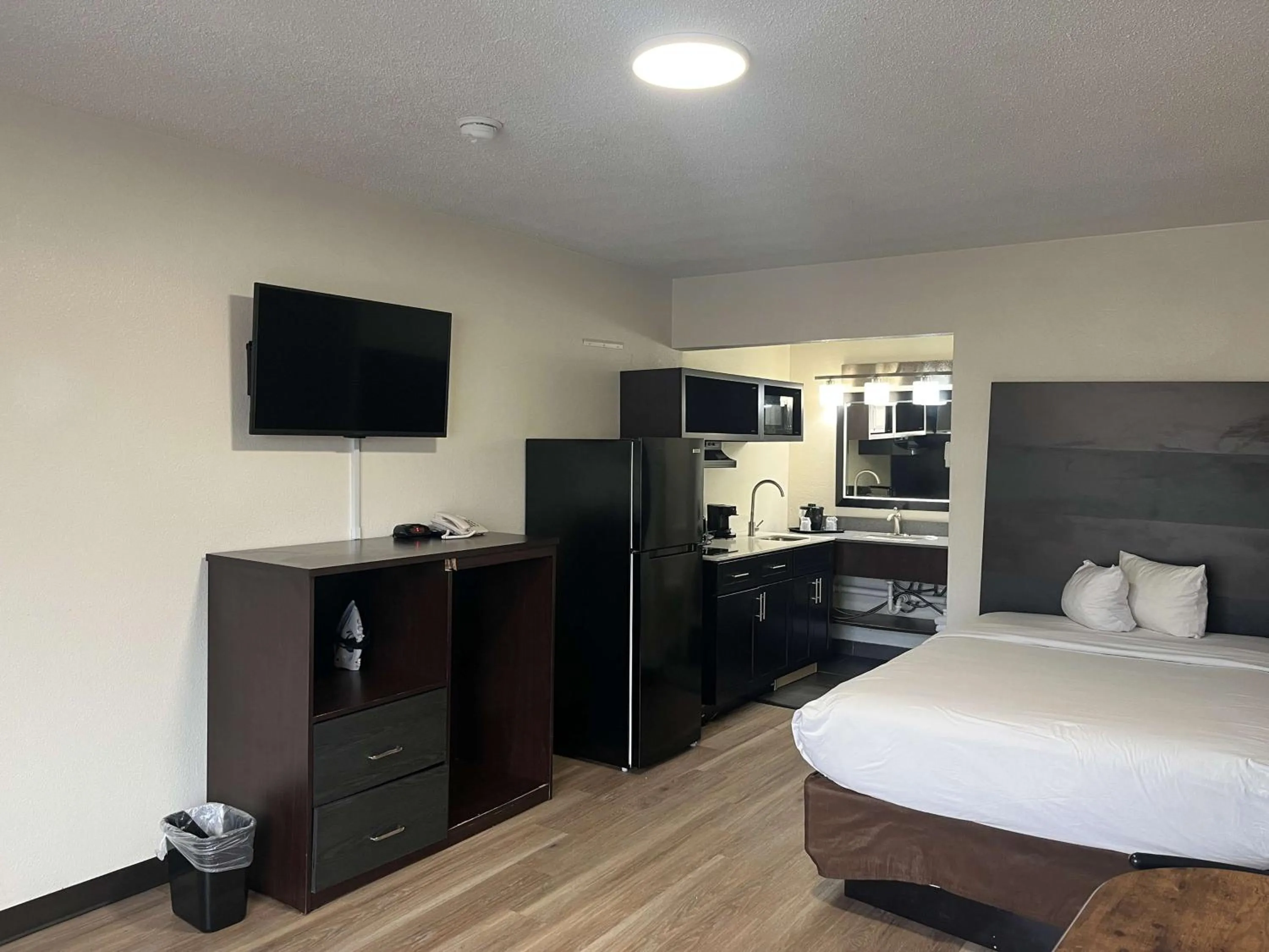 Bedroom, Bed in Studio 6 Charlotte, NC – Airport South