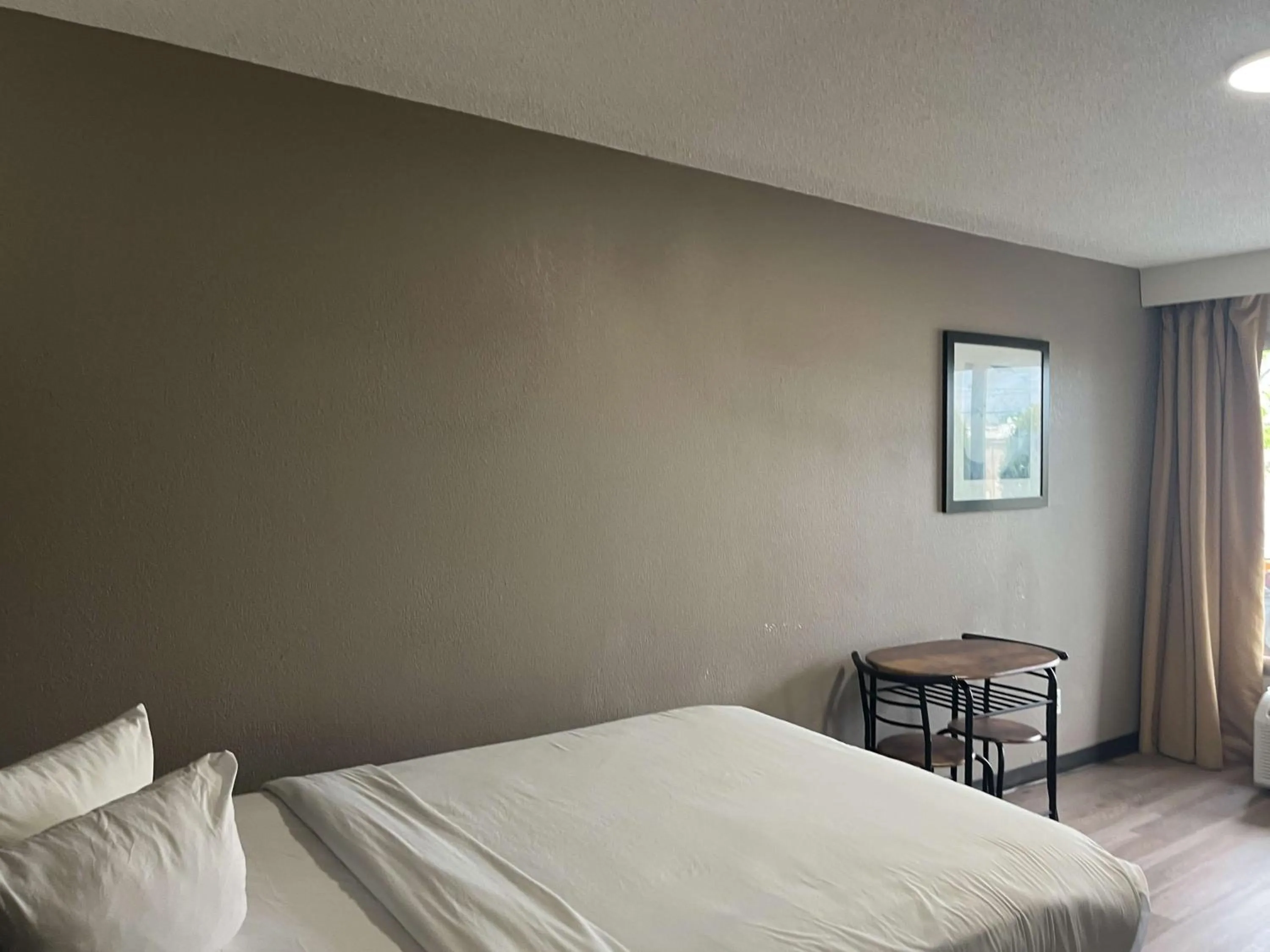 Bedroom, Bed in Studio 6 Charlotte, NC – Airport South
