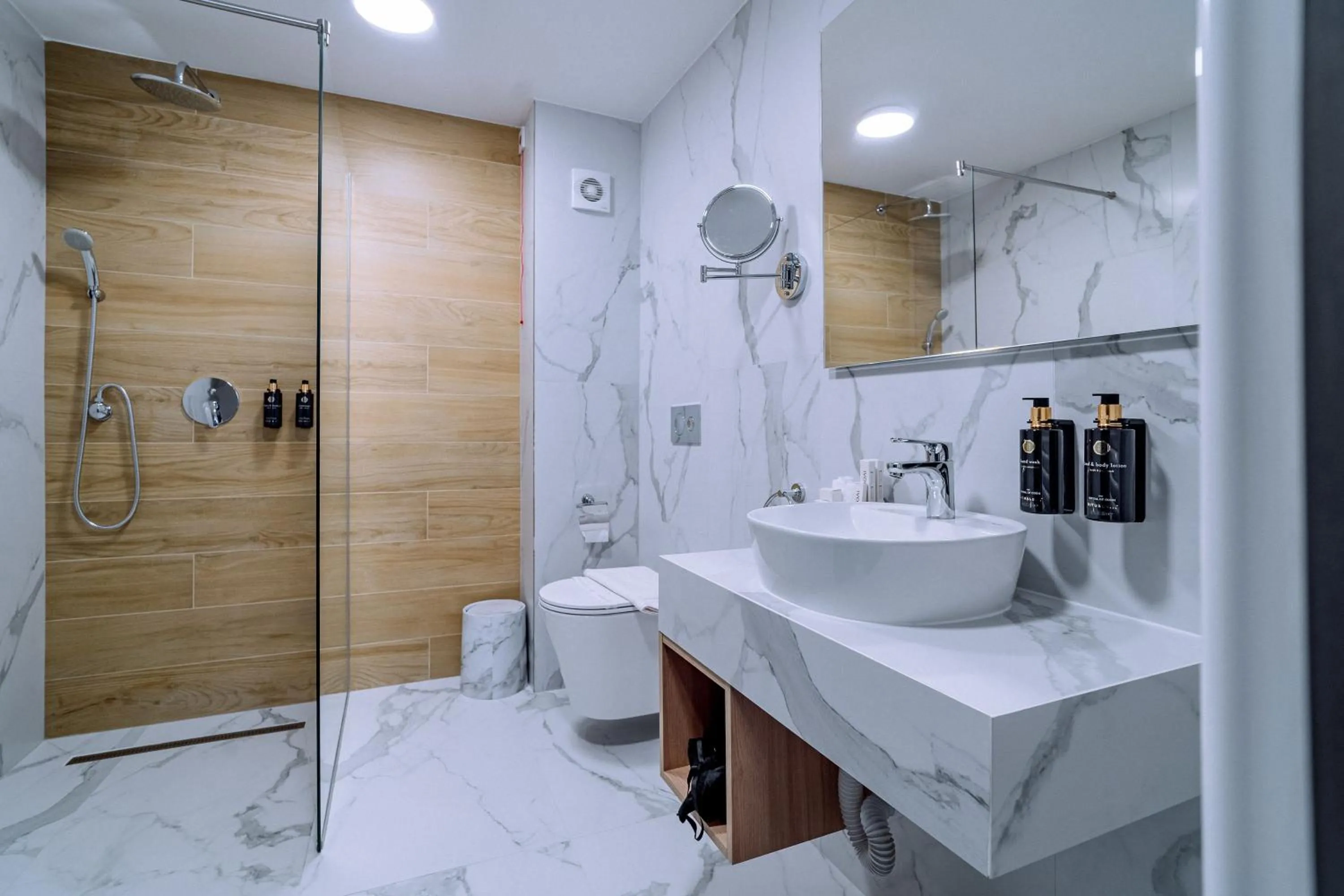 Shower in ARIS Boutique Hotel & SPA