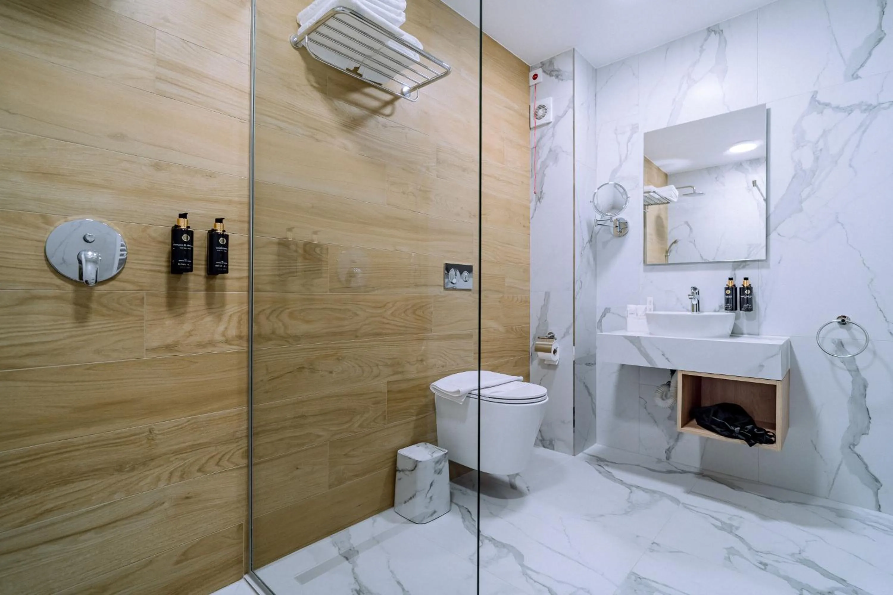 Shower in ARIS Boutique Hotel & SPA