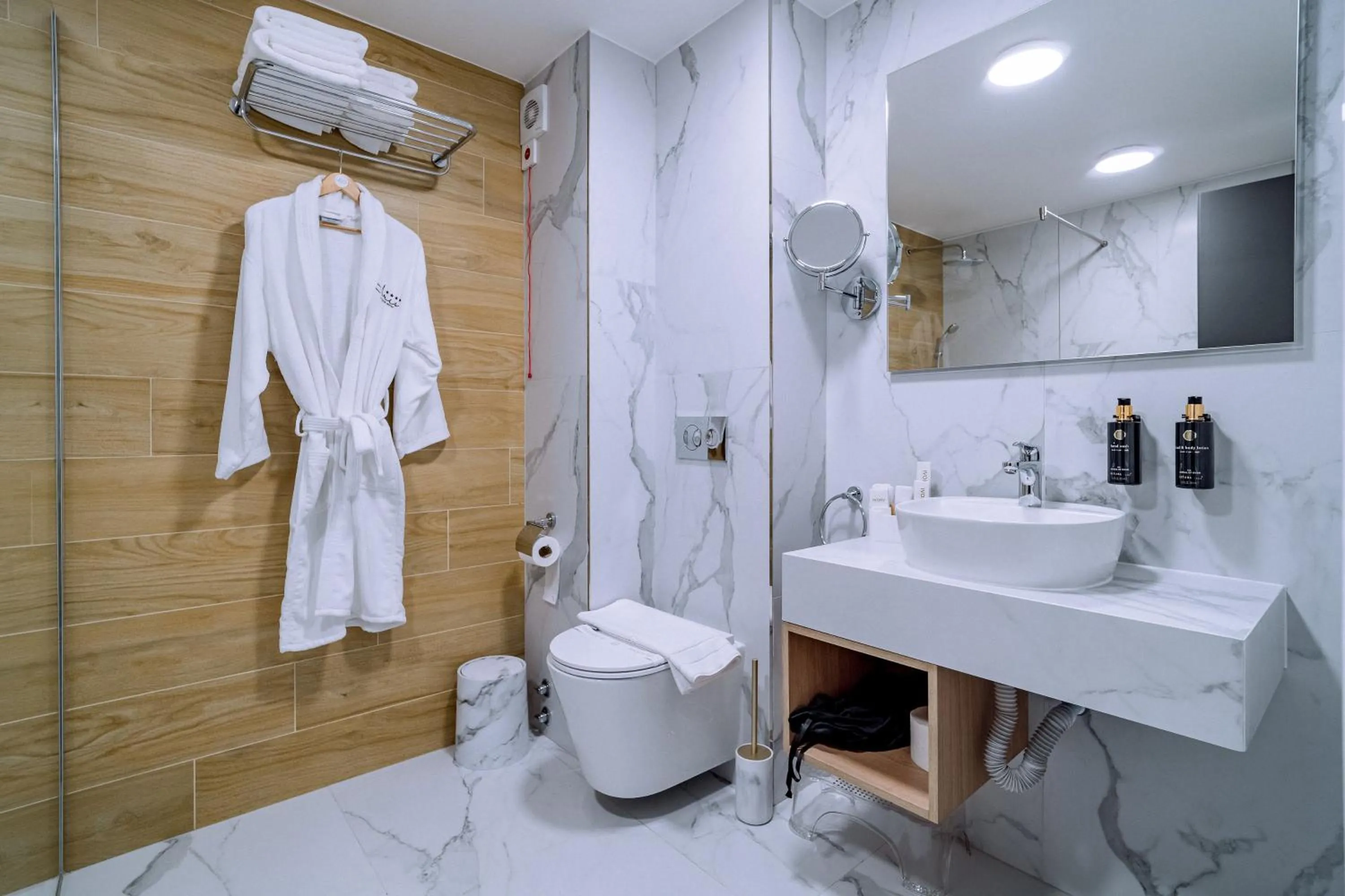 Shower in ARIS Boutique Hotel & SPA