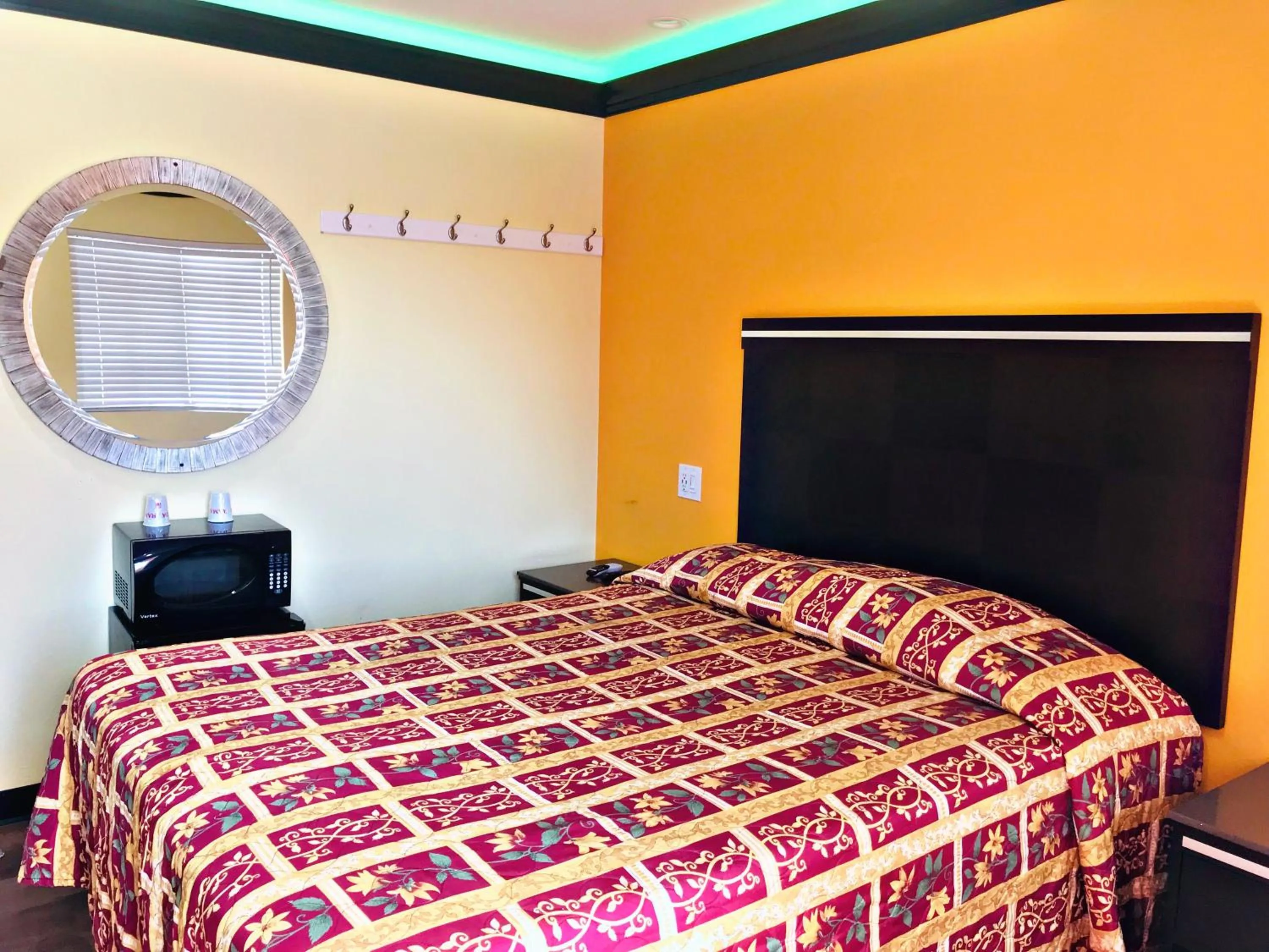 Bed in Central Inn Motel