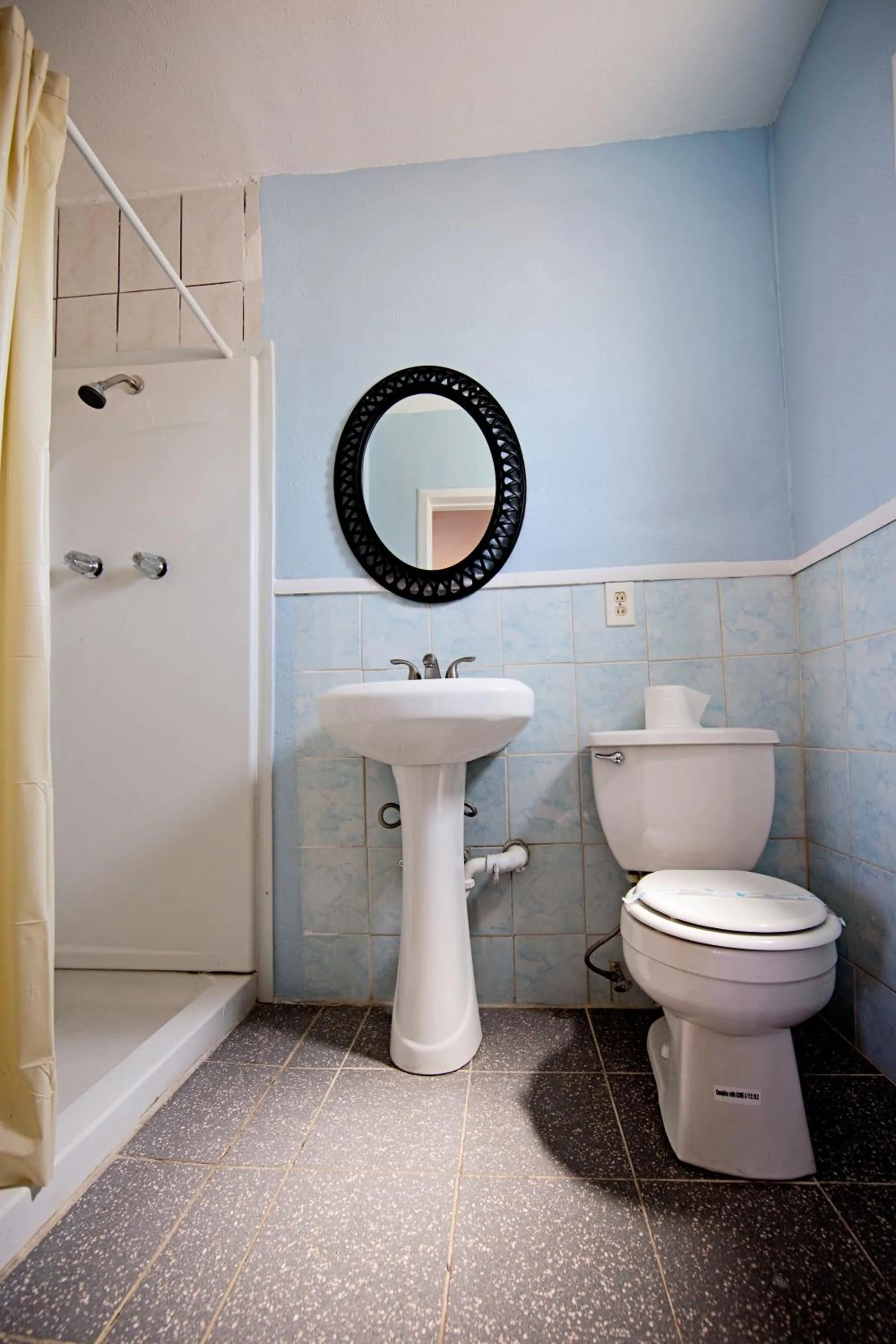 Shower in Central Inn Motel