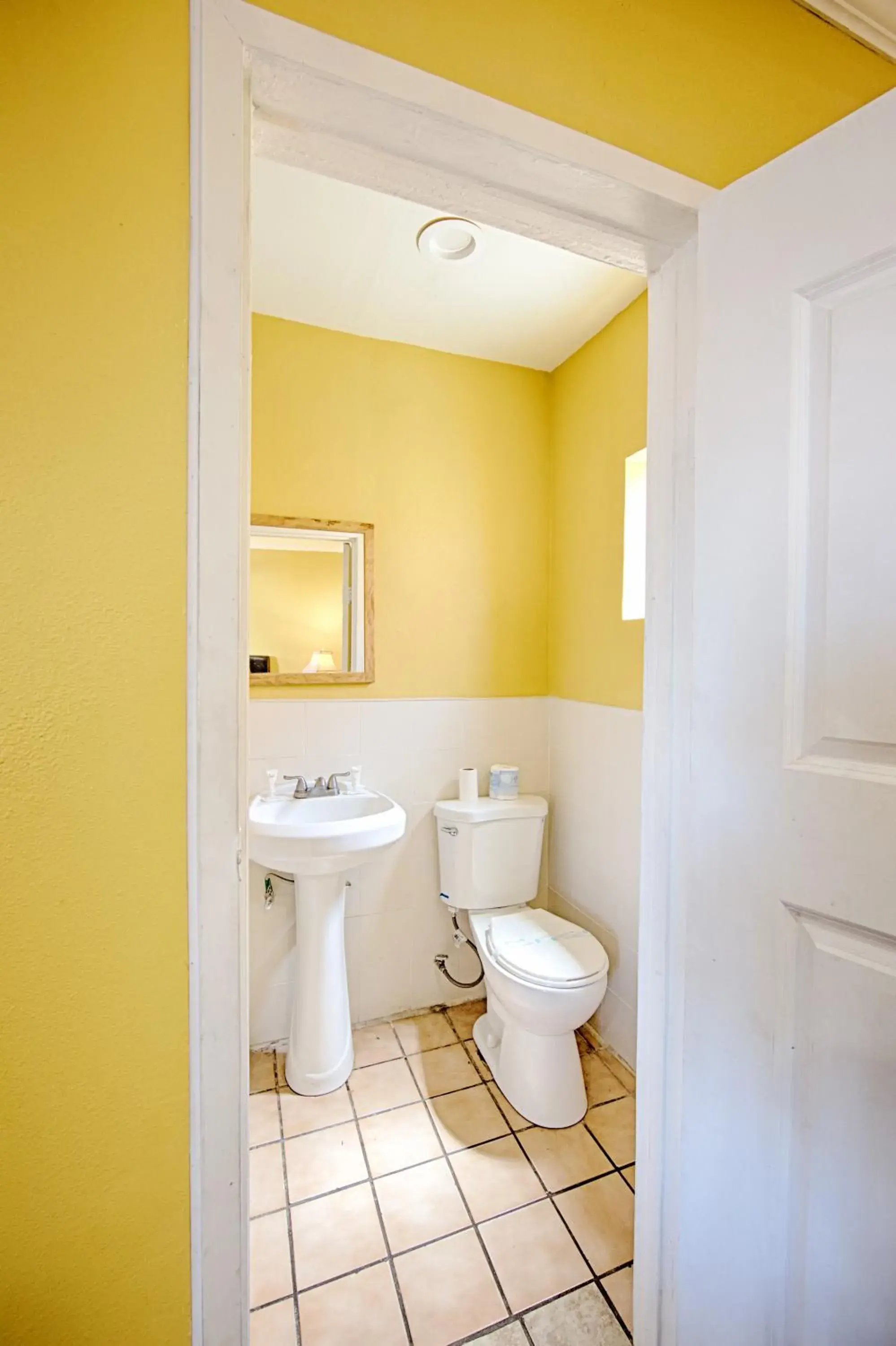 Deluxe Queen Room in Central Inn Motel Deluxe Queen Room in Central Inn Motel