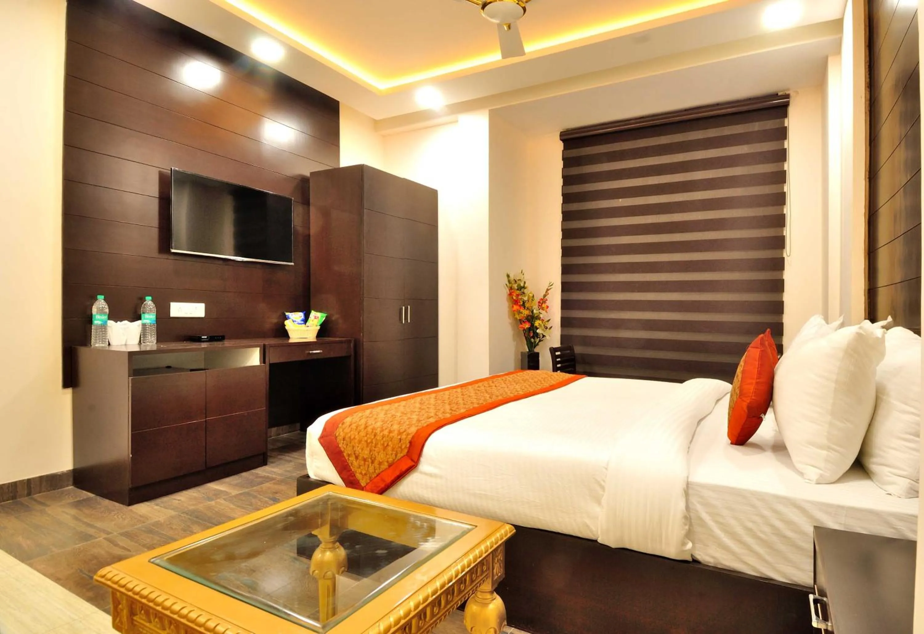 Photo of the whole room, Bed in Hotel Kings Inn, Karol Bagh, New Delhi