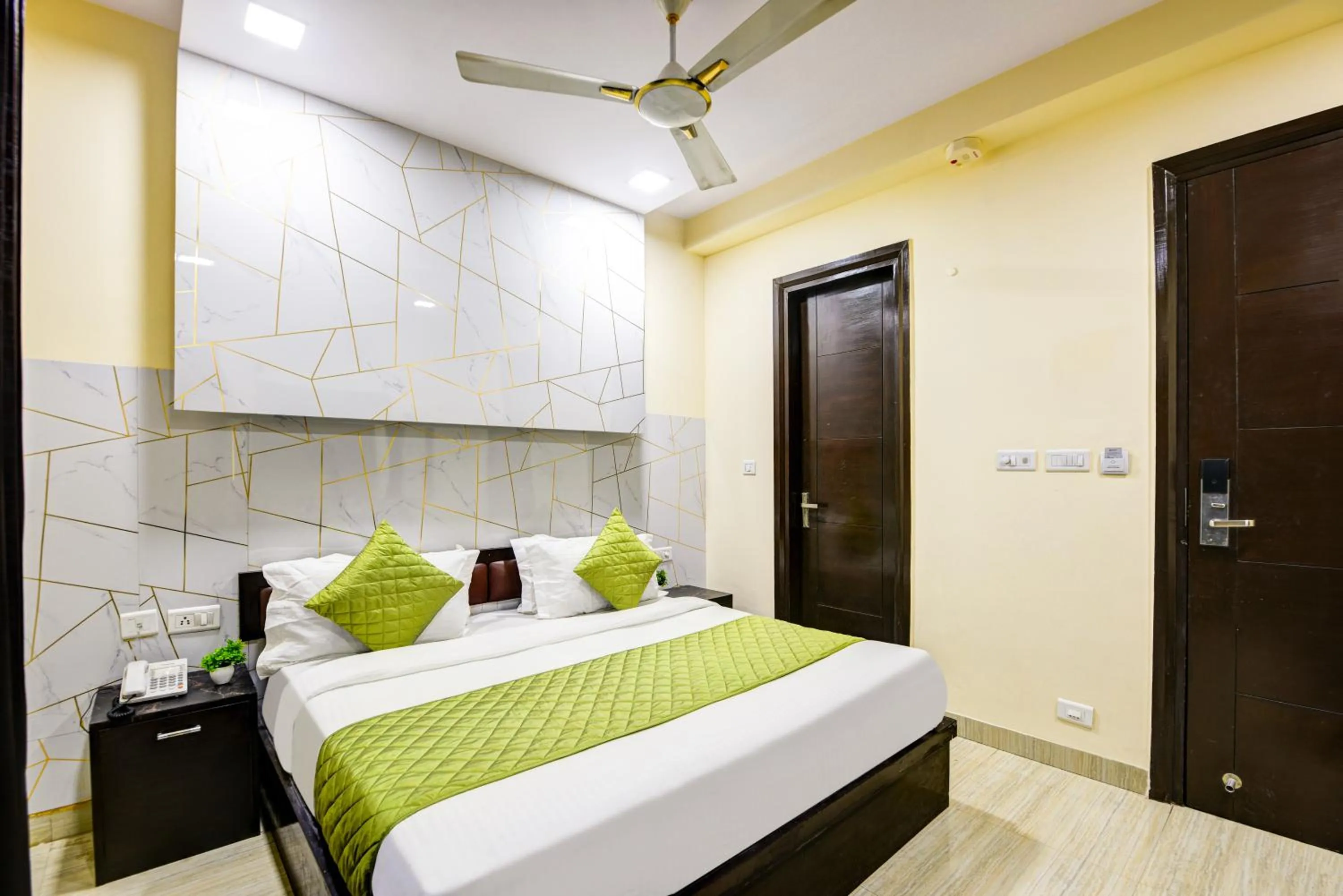 Bed in Hotel Kings Inn, Karol Bagh, New Delhi