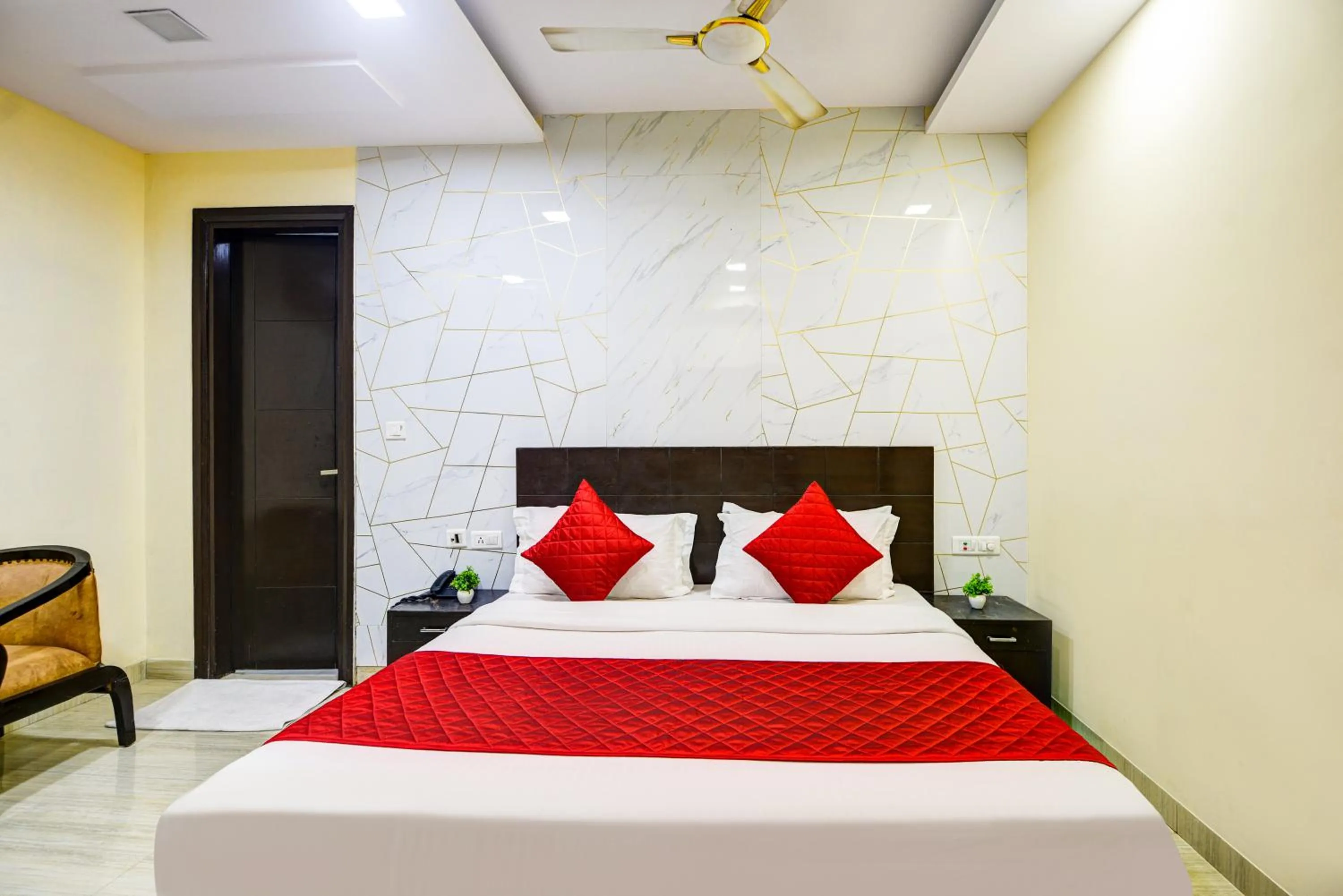 Bed in Hotel Kings Inn, Karol Bagh, New Delhi