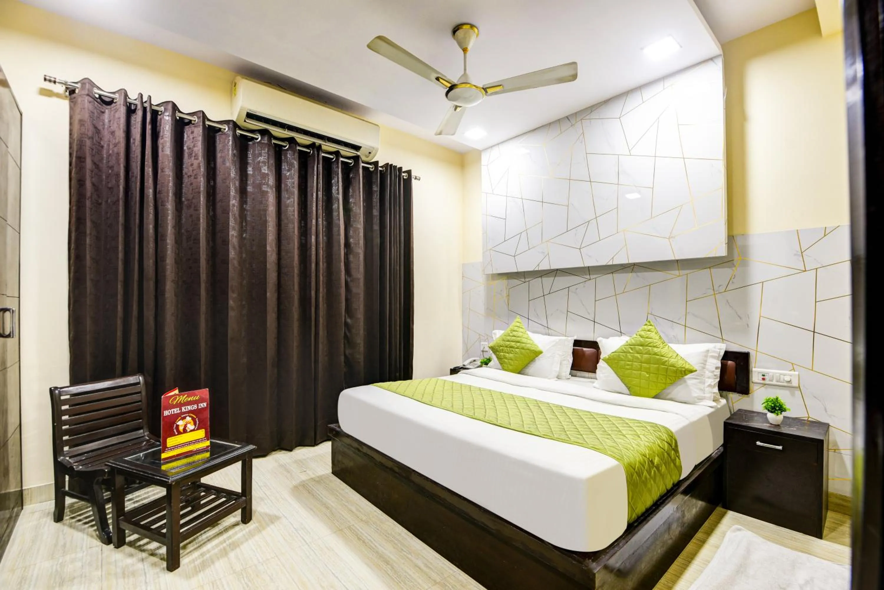 Bed in Hotel Kings Inn, Karol Bagh, New Delhi