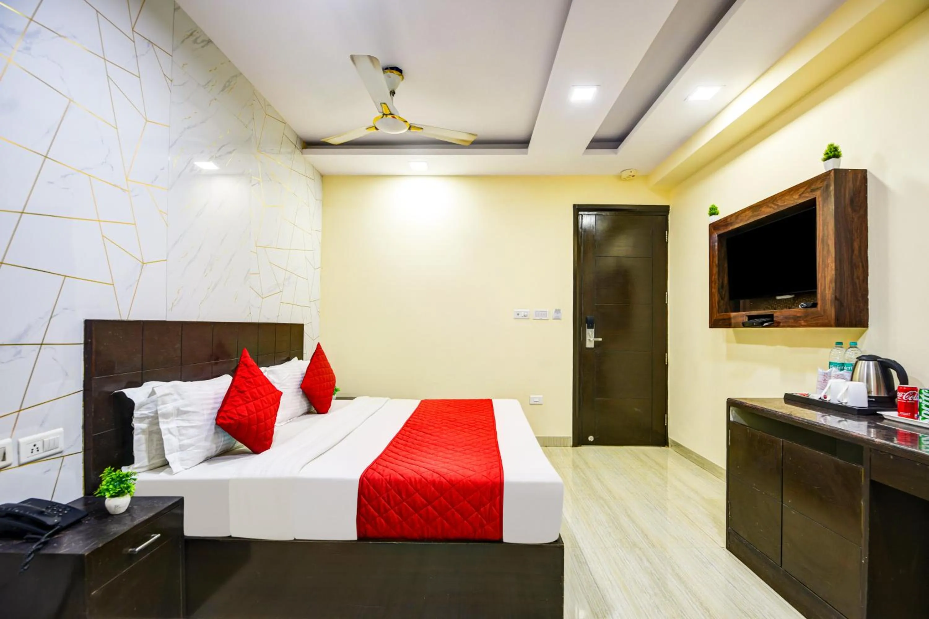 Bed in Hotel Kings Inn, Karol Bagh, New Delhi