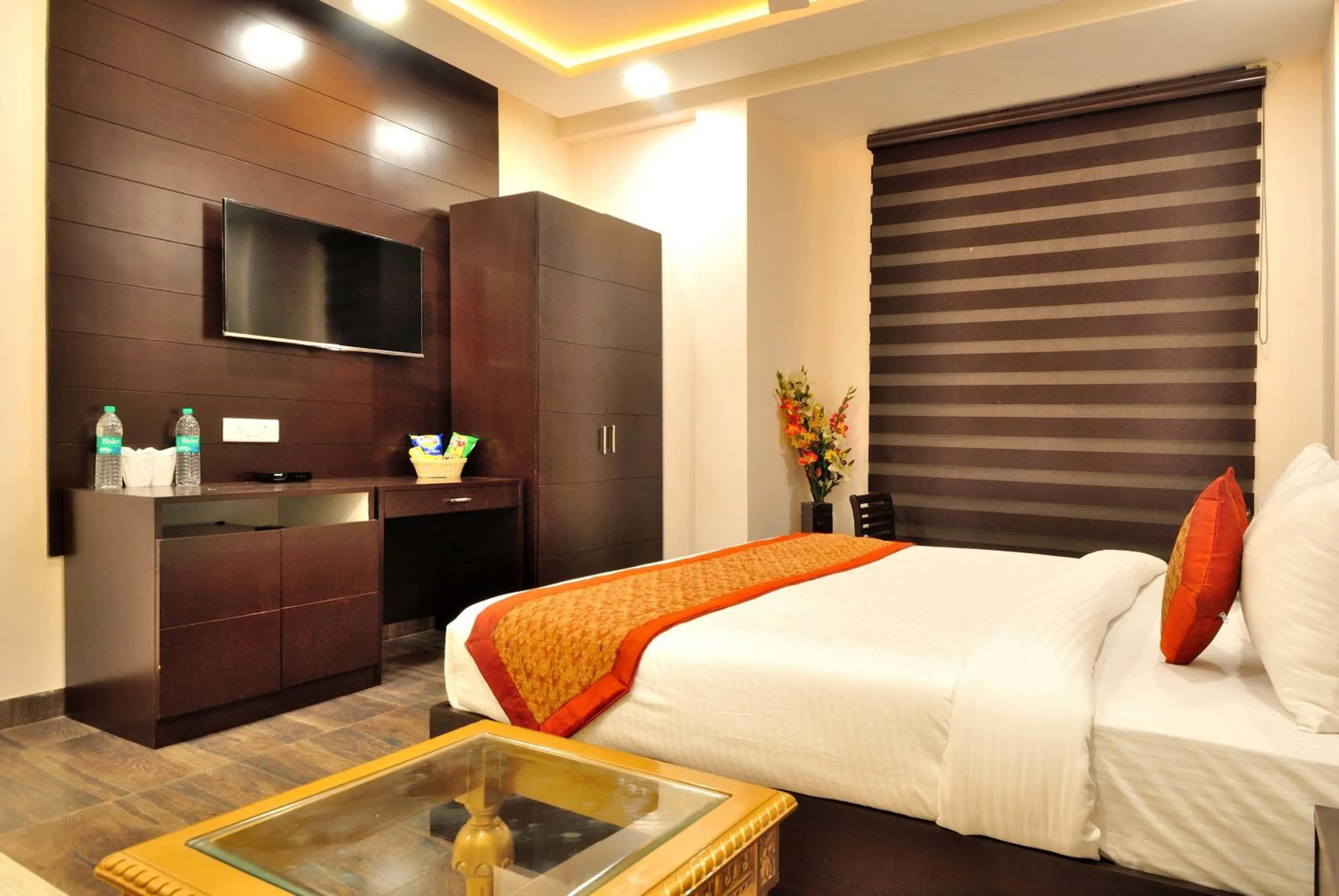 Bedroom, Bed in Hotel Kings Inn, Karol Bagh, New Delhi