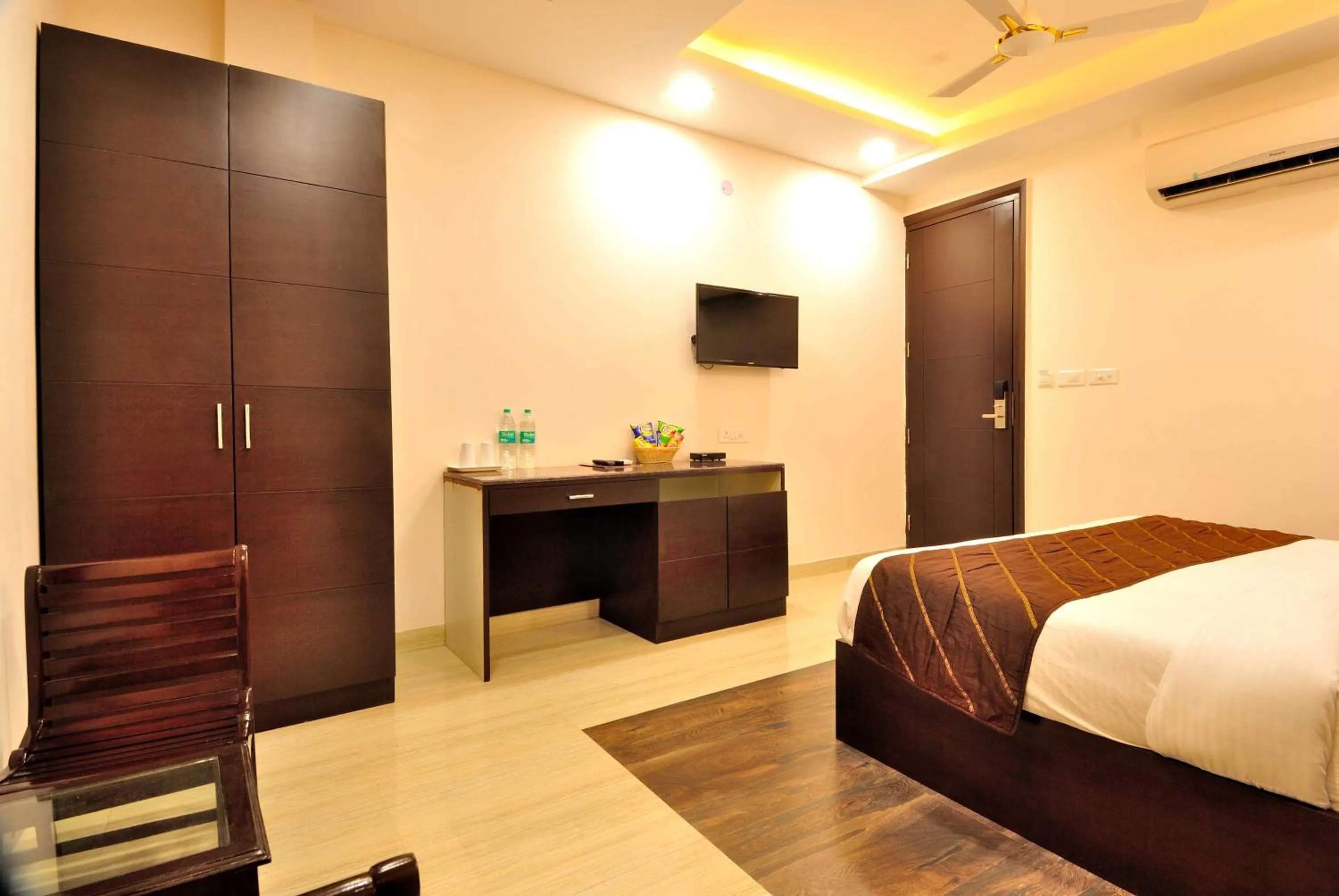 Bedroom, Bed in Hotel Kings Inn, Karol Bagh, New Delhi