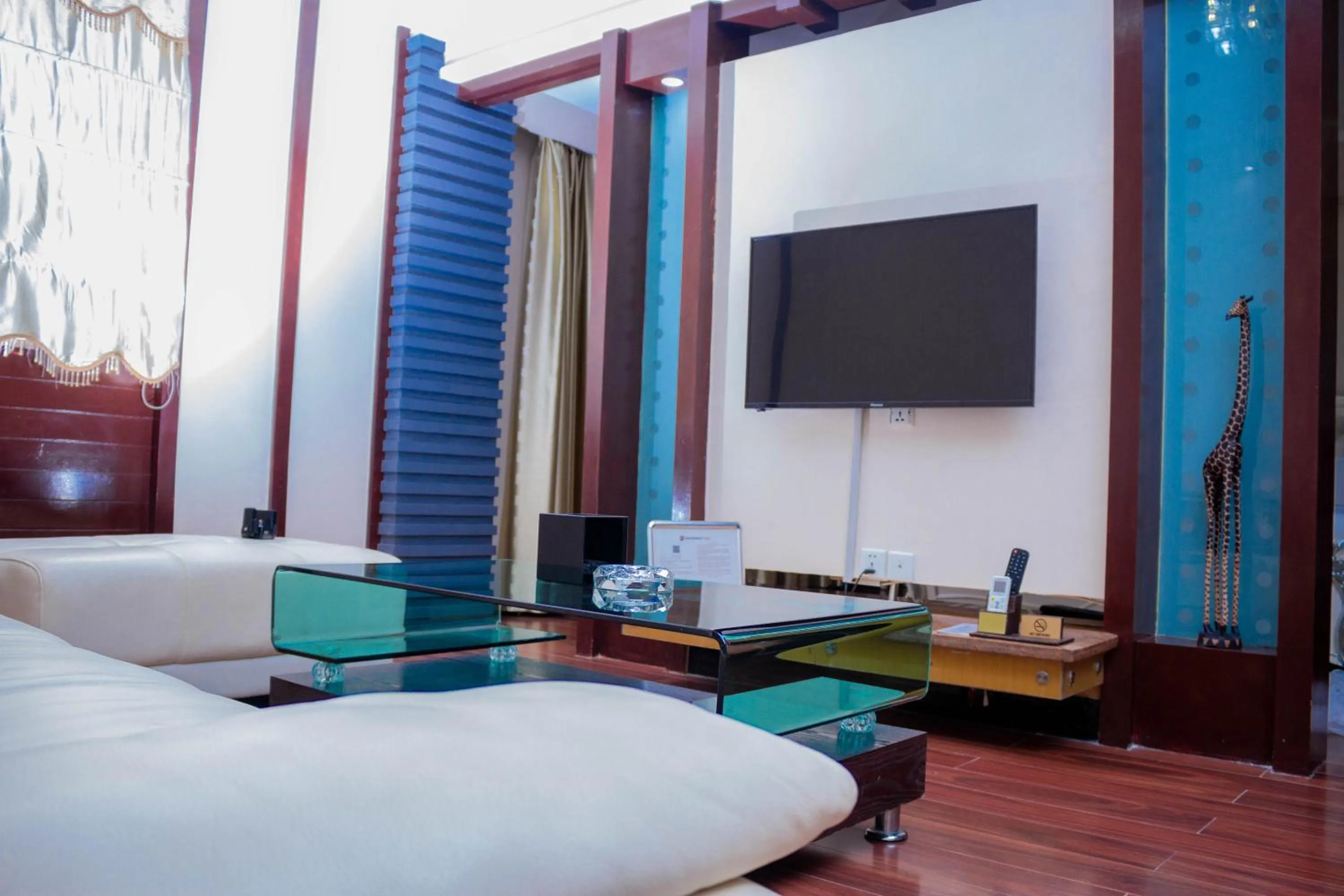 TV and multimedia, Bed in Best Western Plus Paramount Hotel