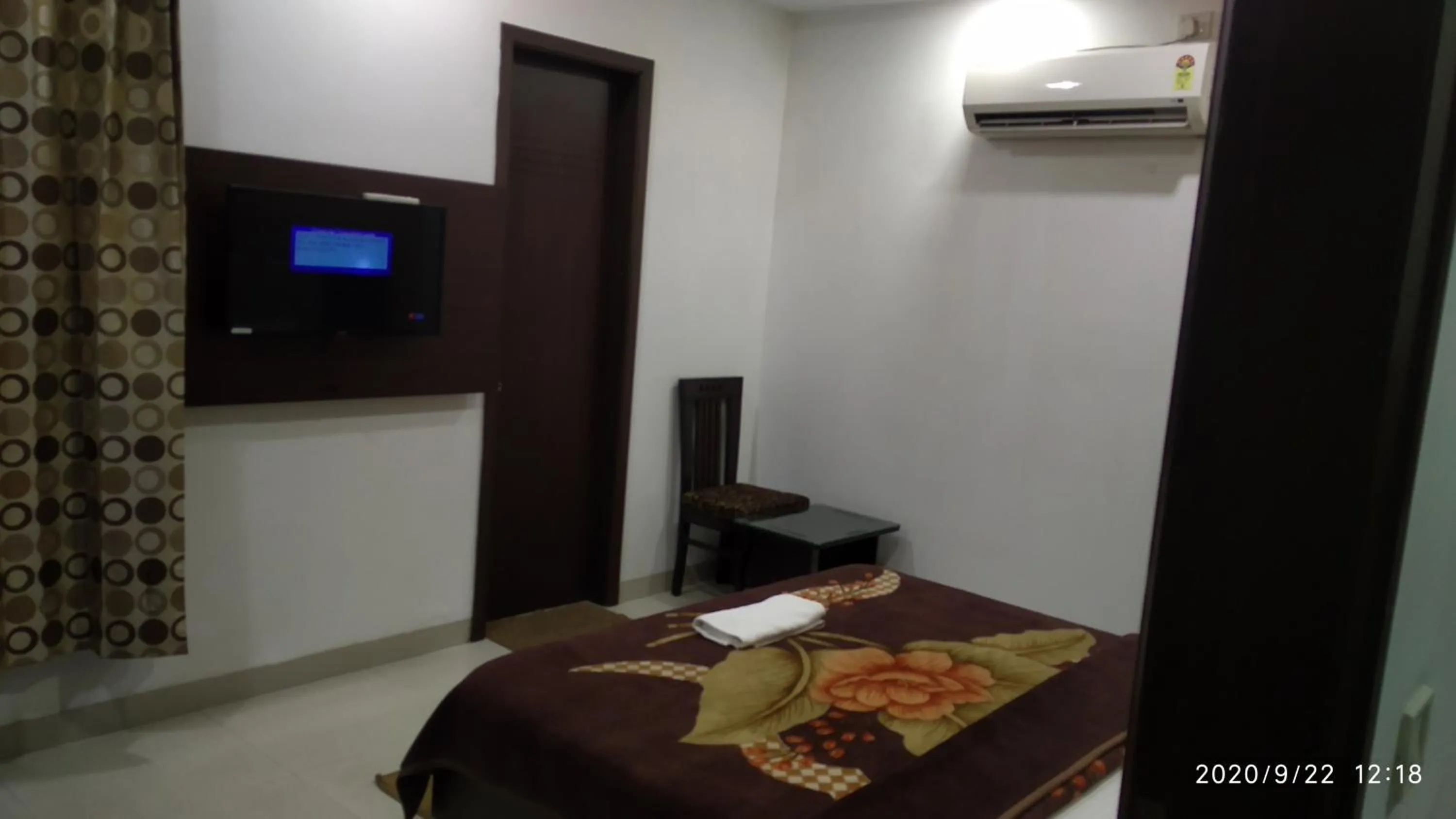 Living room, Bed in Hotel Popular