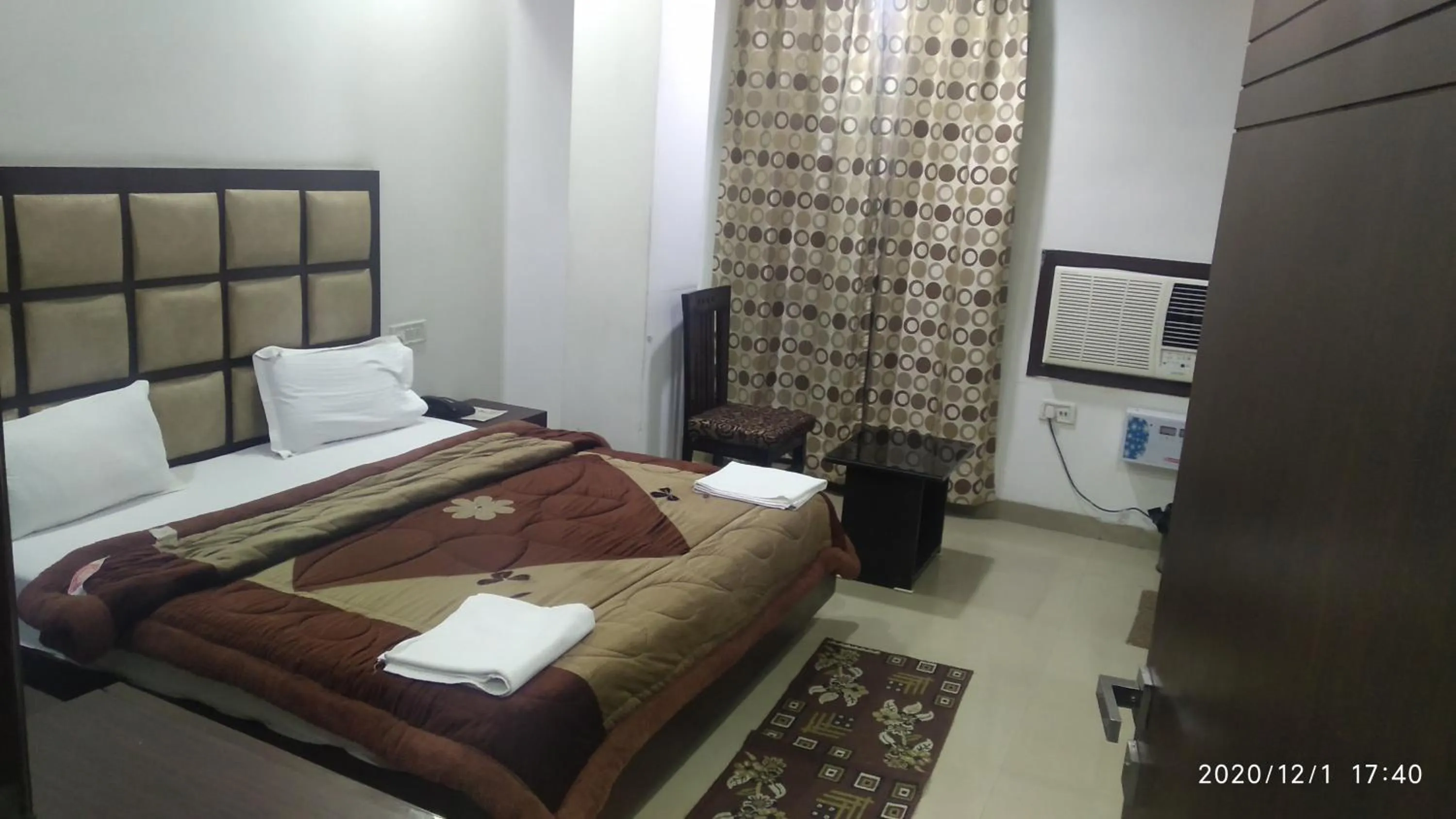 Bathroom, Bed in Hotel Popular