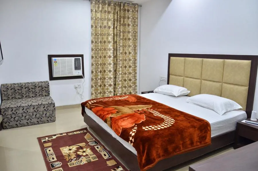 Bedroom, Bed in Hotel Popular