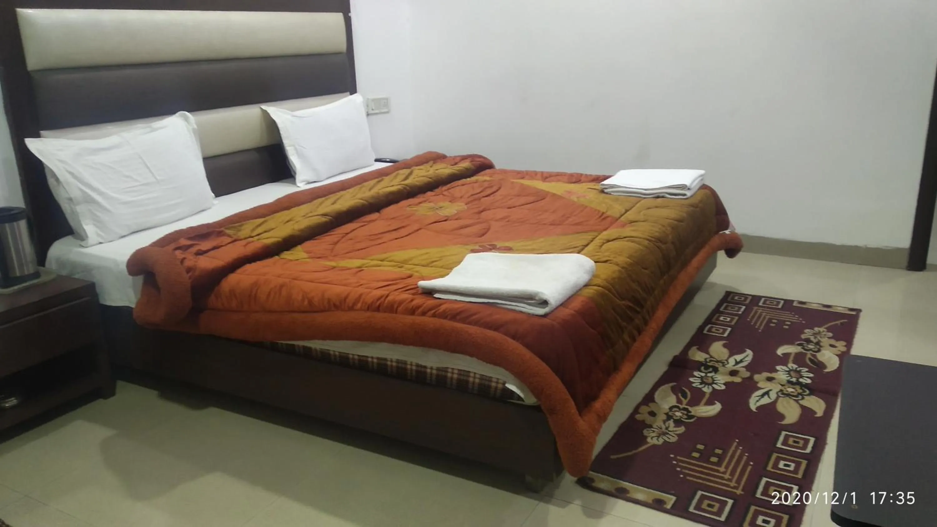 Bedroom, Bed in Hotel Popular