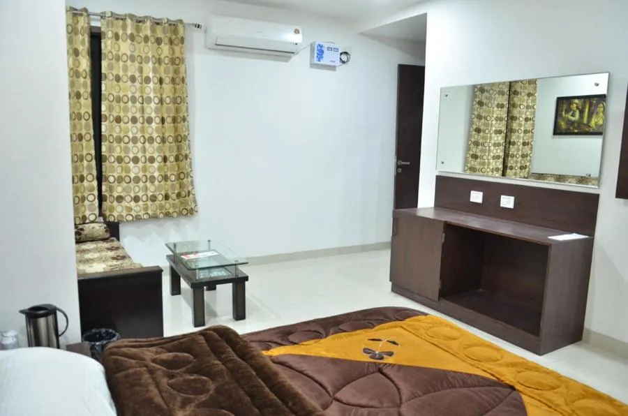 Living room, Bed in Hotel Popular