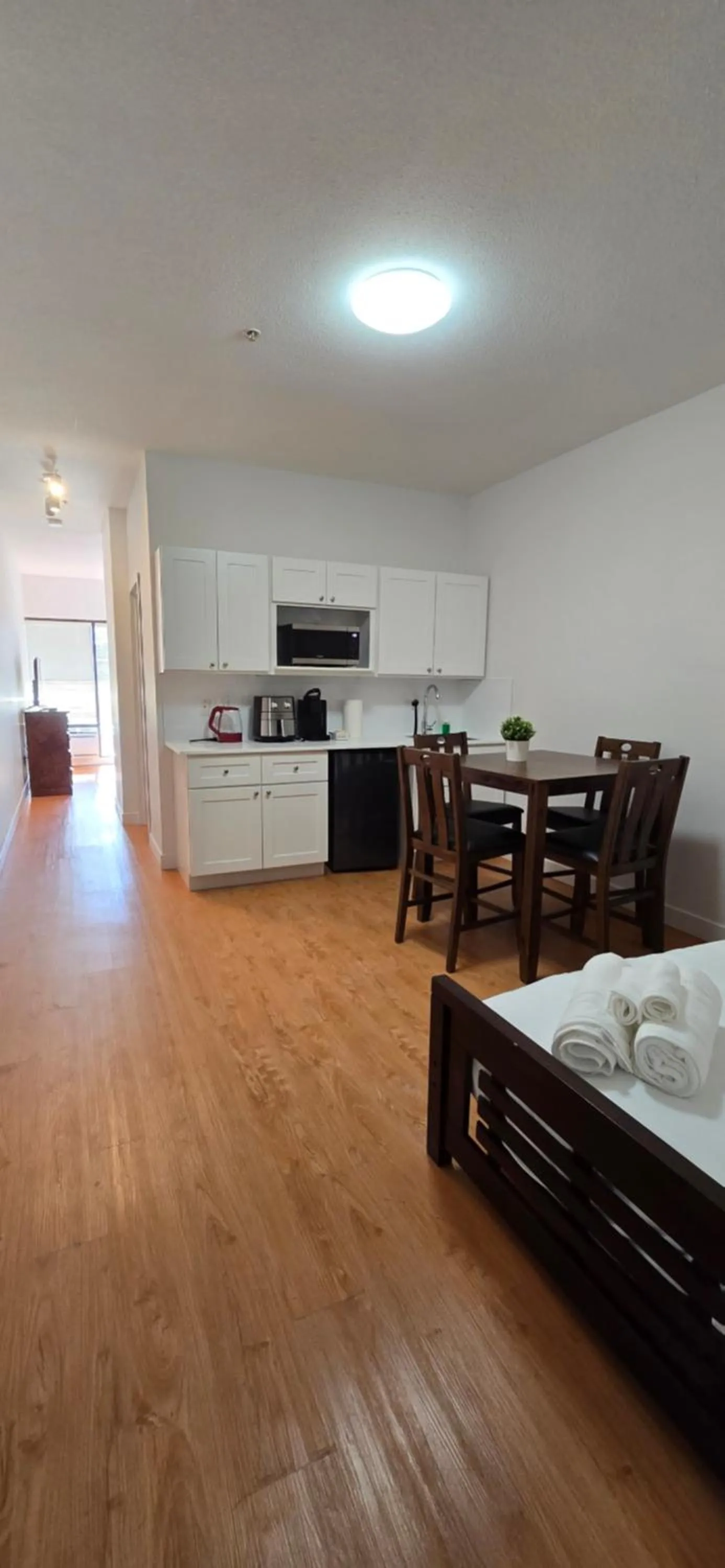 Kitchen or kitchenette in New Royal Inn