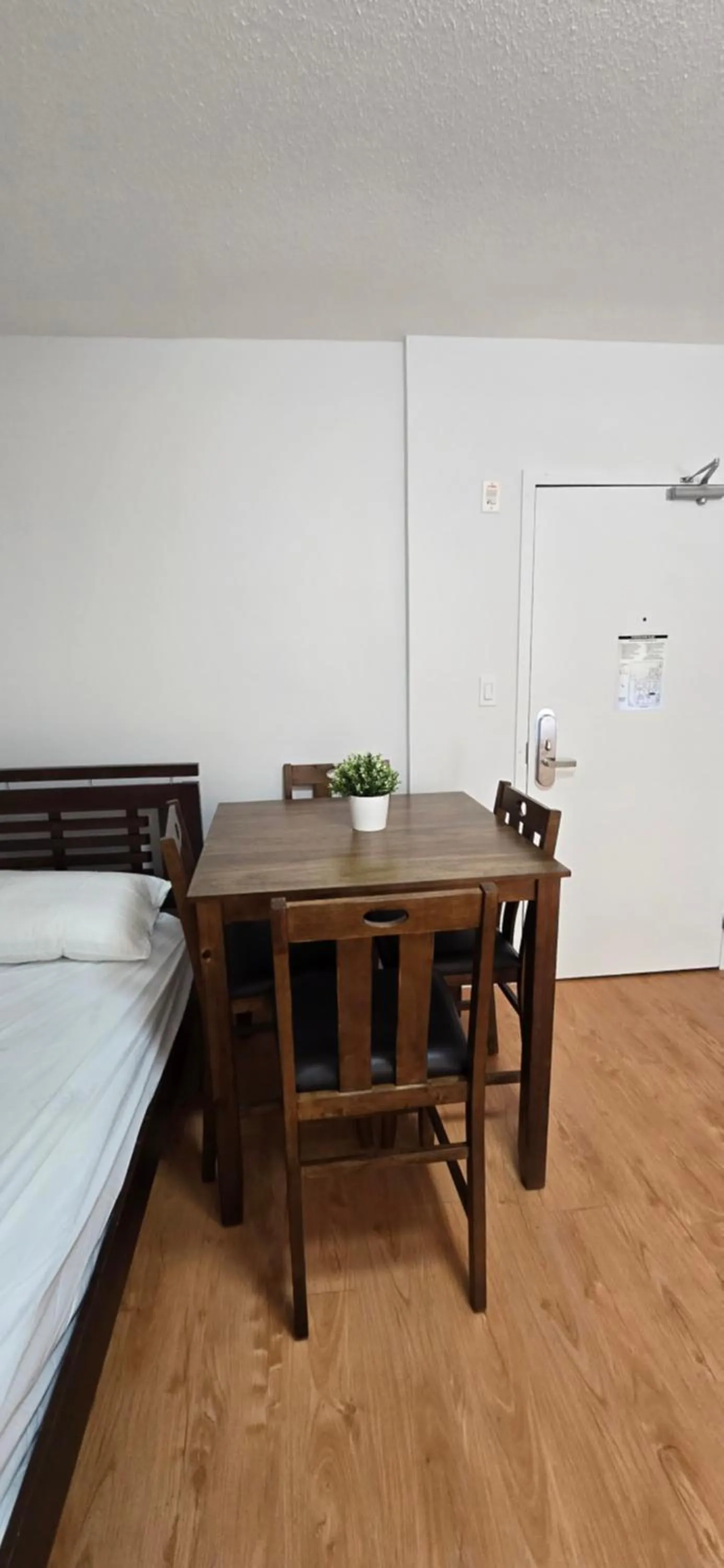 Dining area, Bed in New Royal Inn