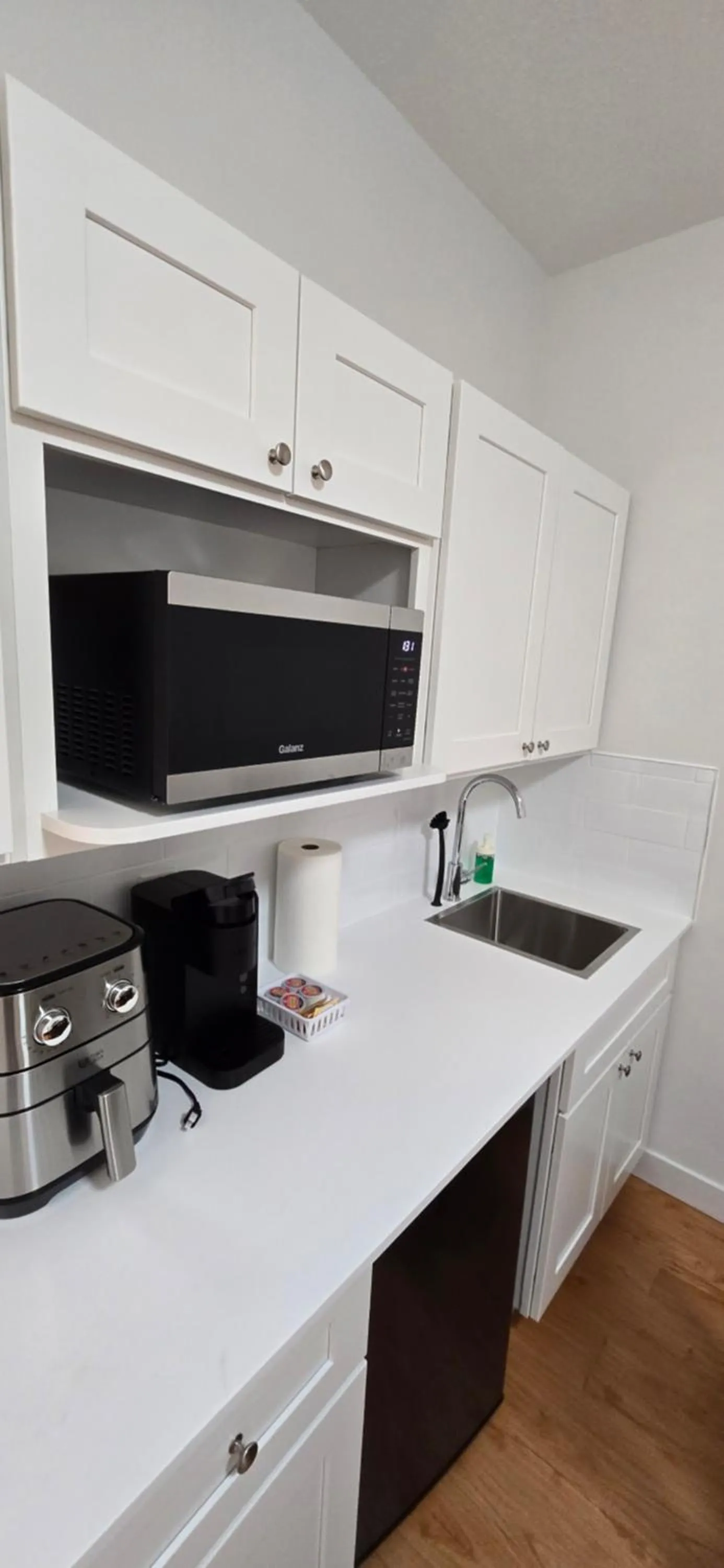 Kitchen or kitchenette in New Royal Inn