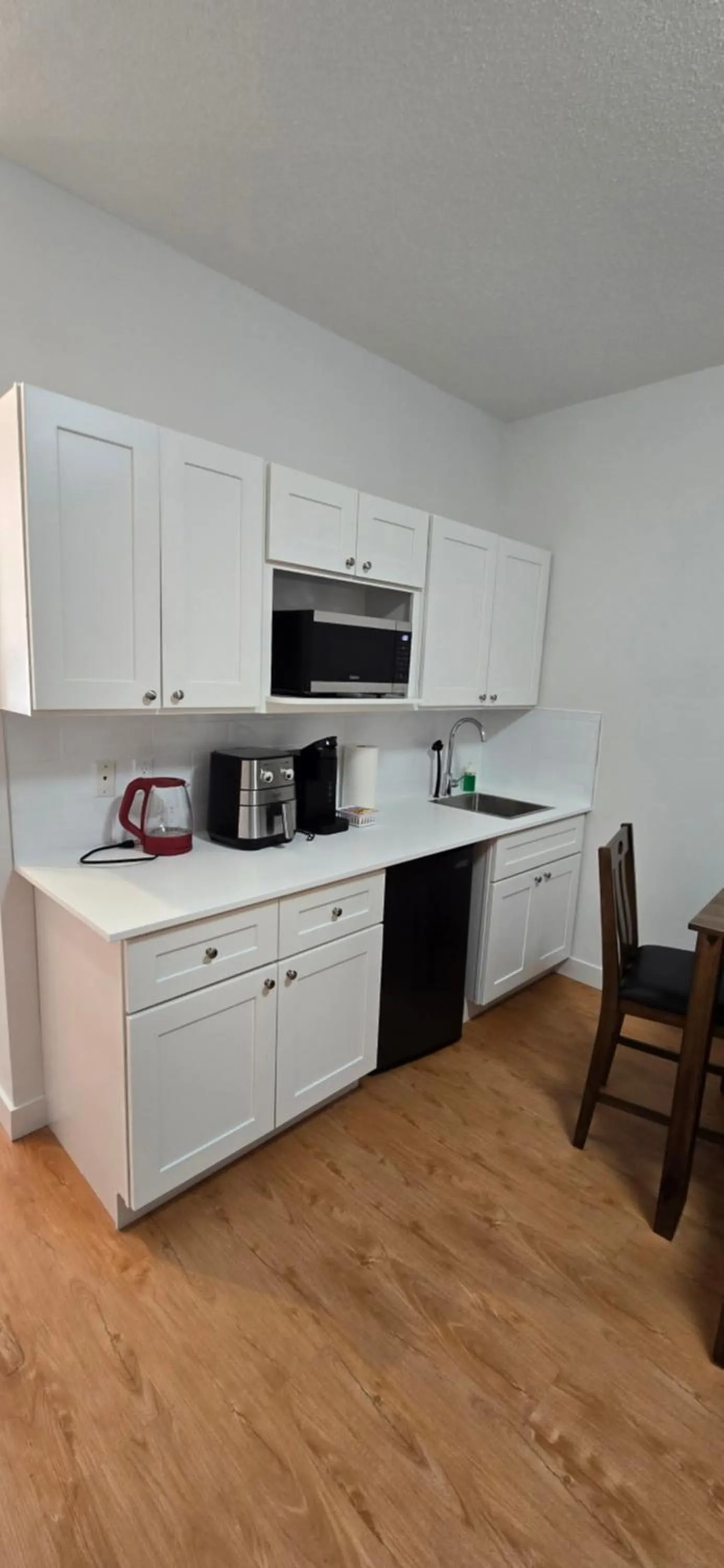 Kitchen or kitchenette in New Royal Inn