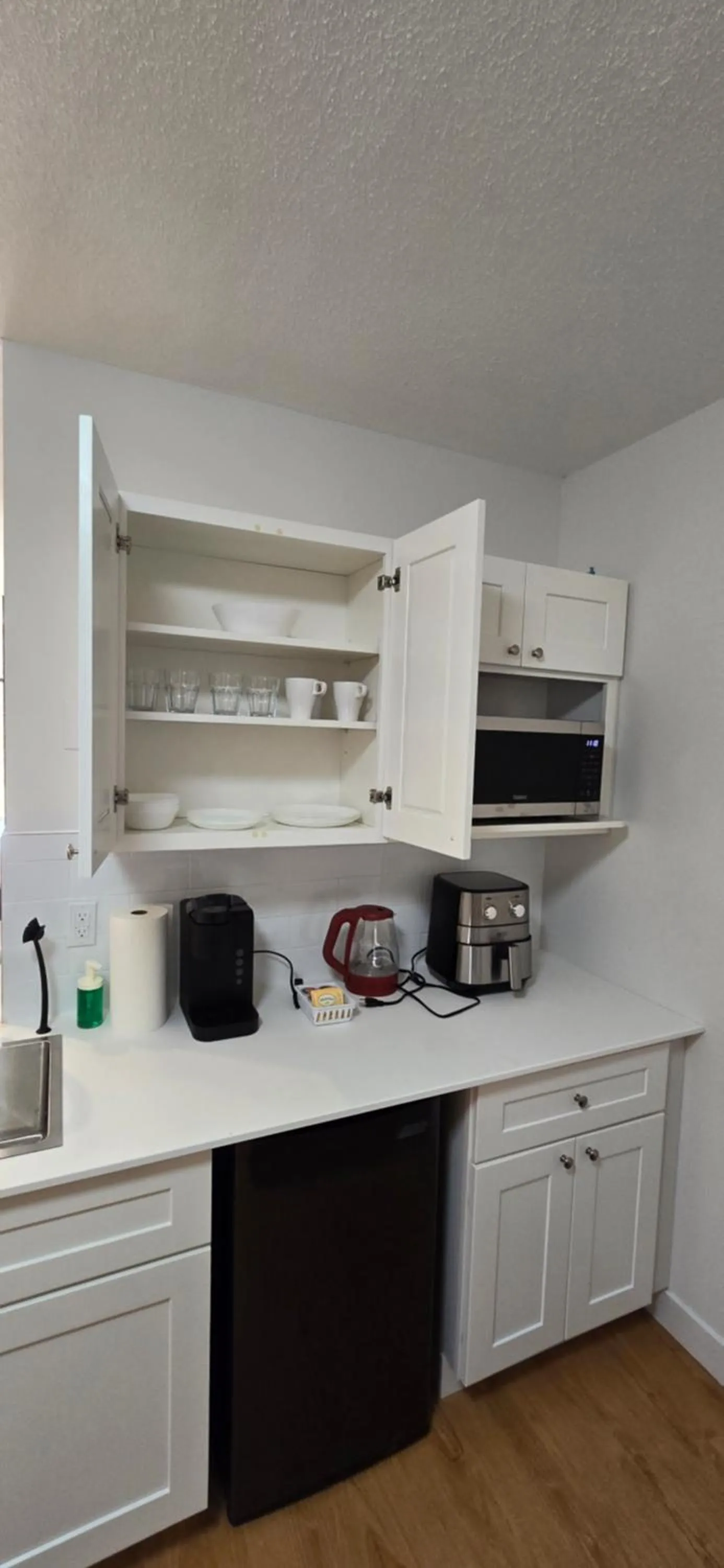 Kitchen or kitchenette in New Royal Inn