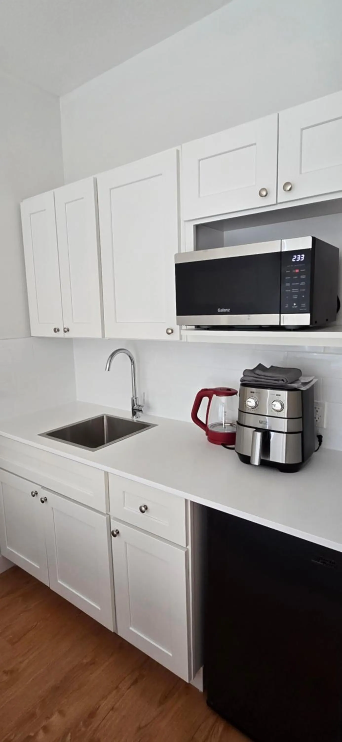 Kitchen or kitchenette in New Royal Inn