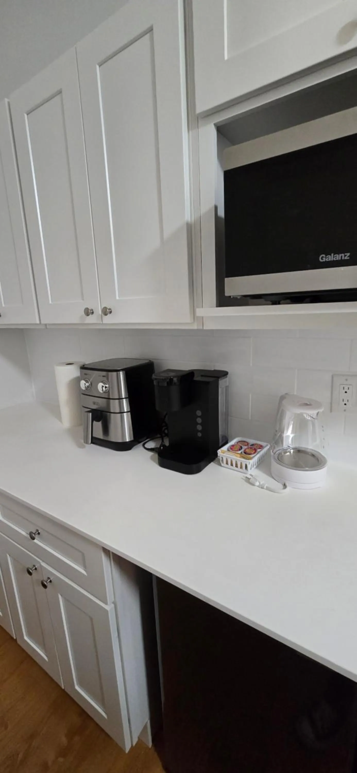 Kitchen or kitchenette in New Royal Inn