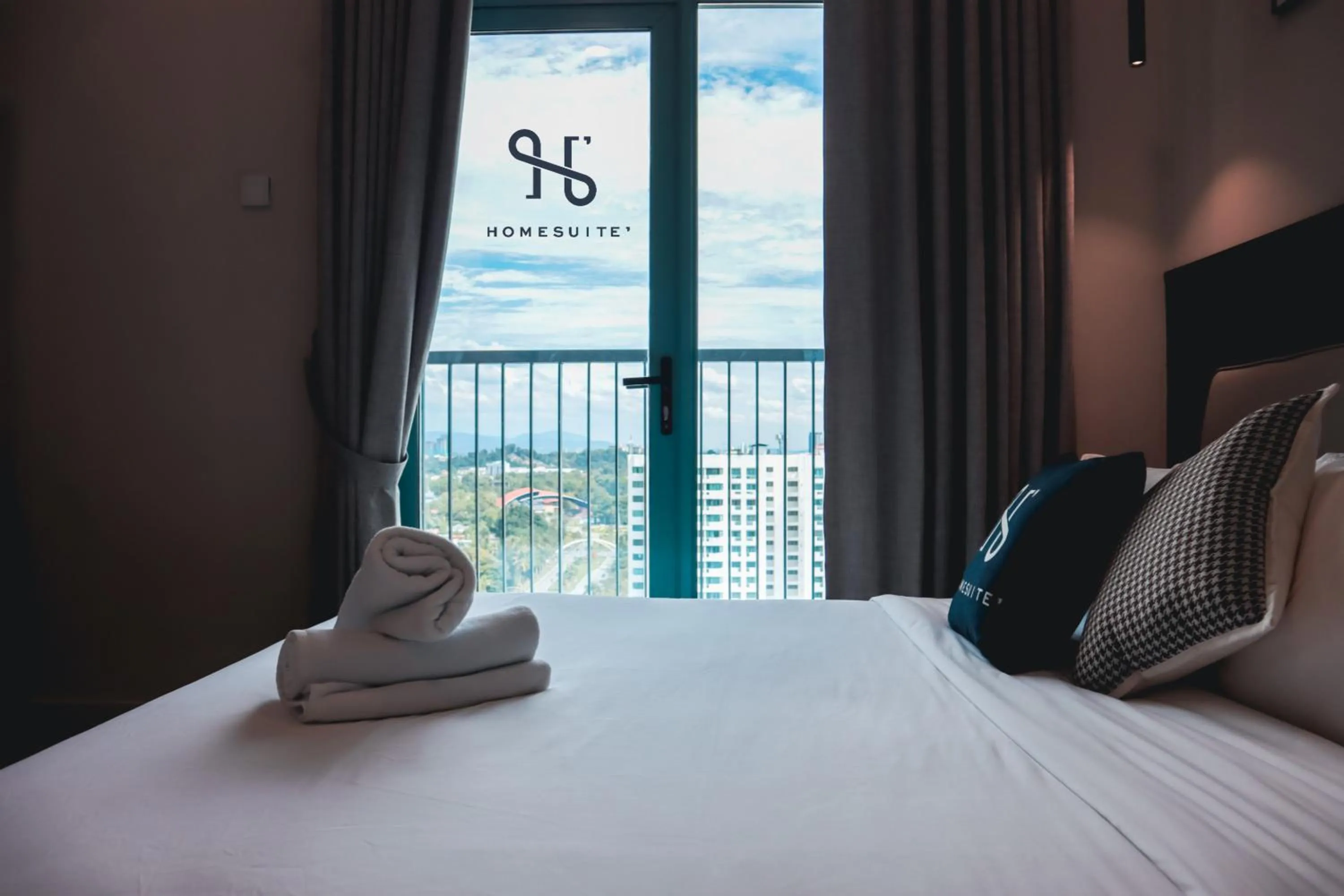 One-Bedroom Suite in Homesuite' Home at Bay Suites