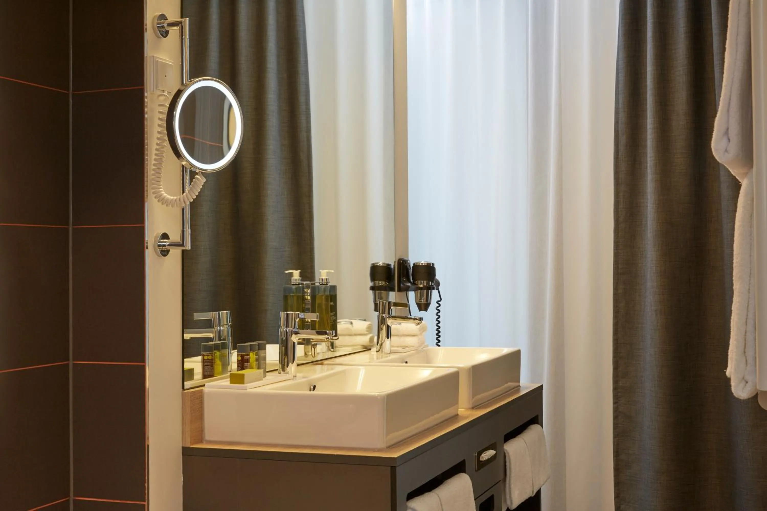 Bathroom in HYPERION Hotel Hamburg City, Trademark Collection by Wyndham