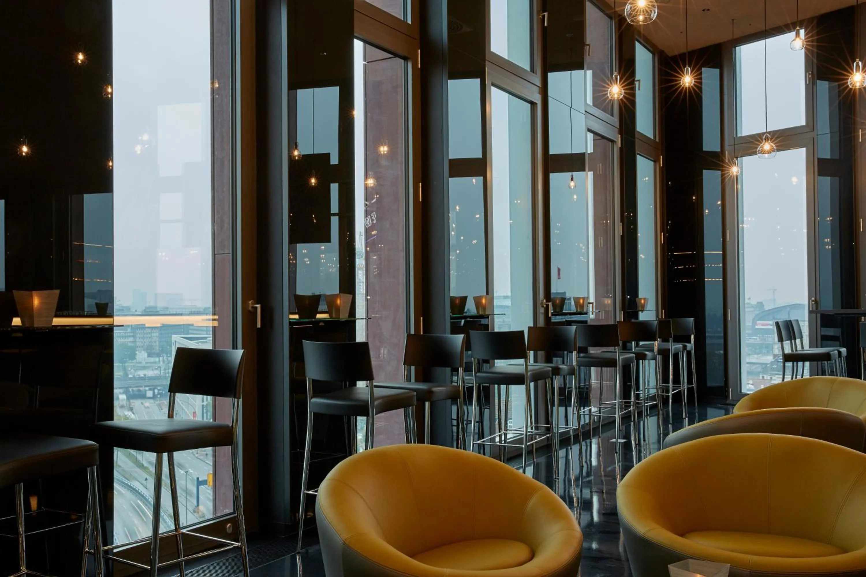 Lounge or bar in HYPERION Hotel Hamburg City, Trademark Collection by Wyndham