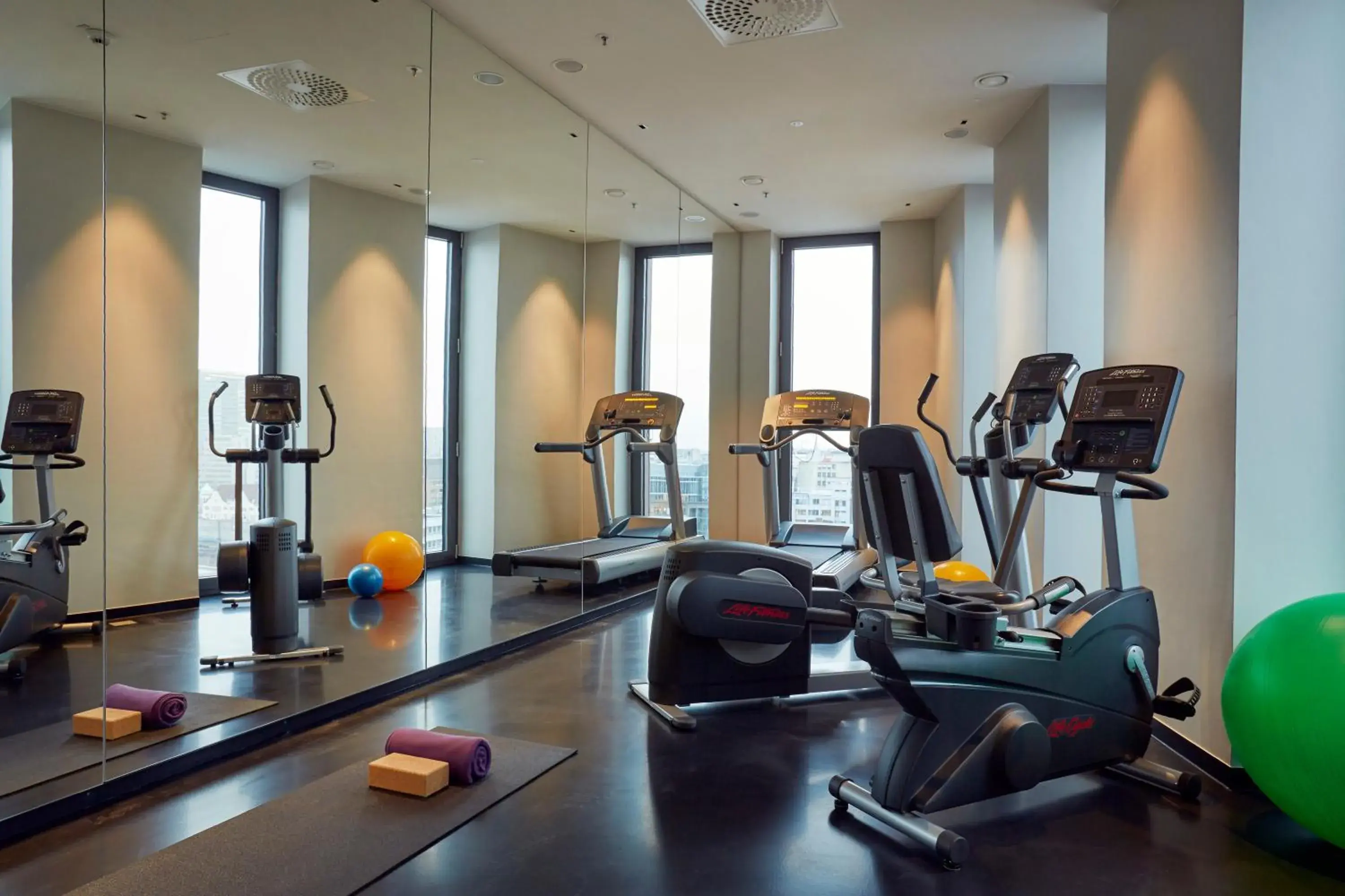 Fitness centre/facilities in HYPERION Hotel Hamburg City, Trademark Collection by Wyndham Fitness centre/facilities in HYPERION Hotel Hamburg City, Trademark Collection by Wyndham