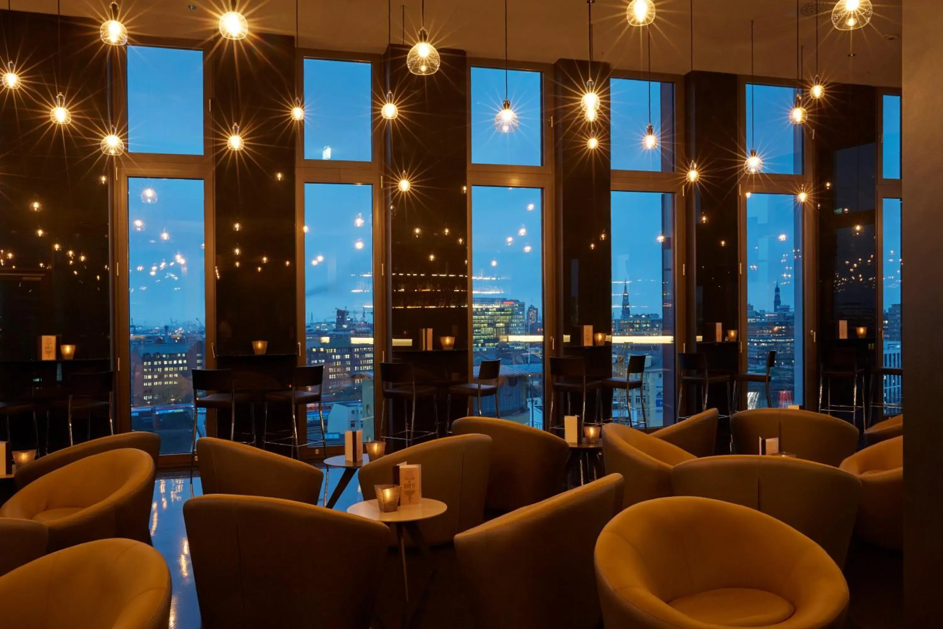Lounge or bar in HYPERION Hotel Hamburg City, Trademark Collection by Wyndham Lounge or bar in HYPERION Hotel Hamburg City, Trademark Collection by Wyndham