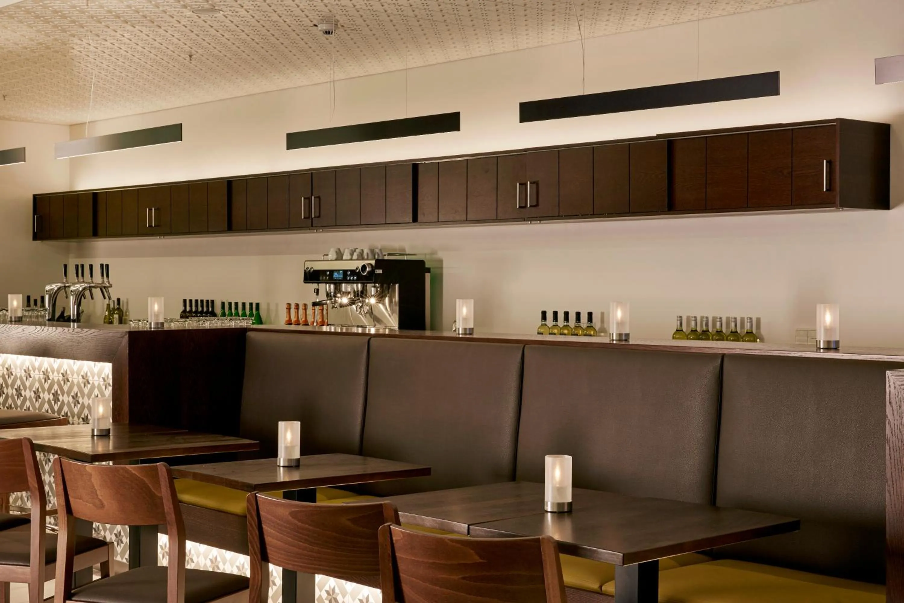 Lounge or bar in HYPERION Hotel Hamburg City, Trademark Collection by Wyndham