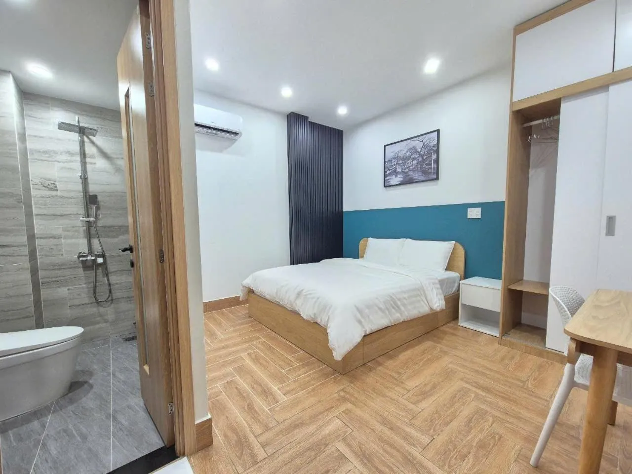 Toilet, Bed in APEC Hotel