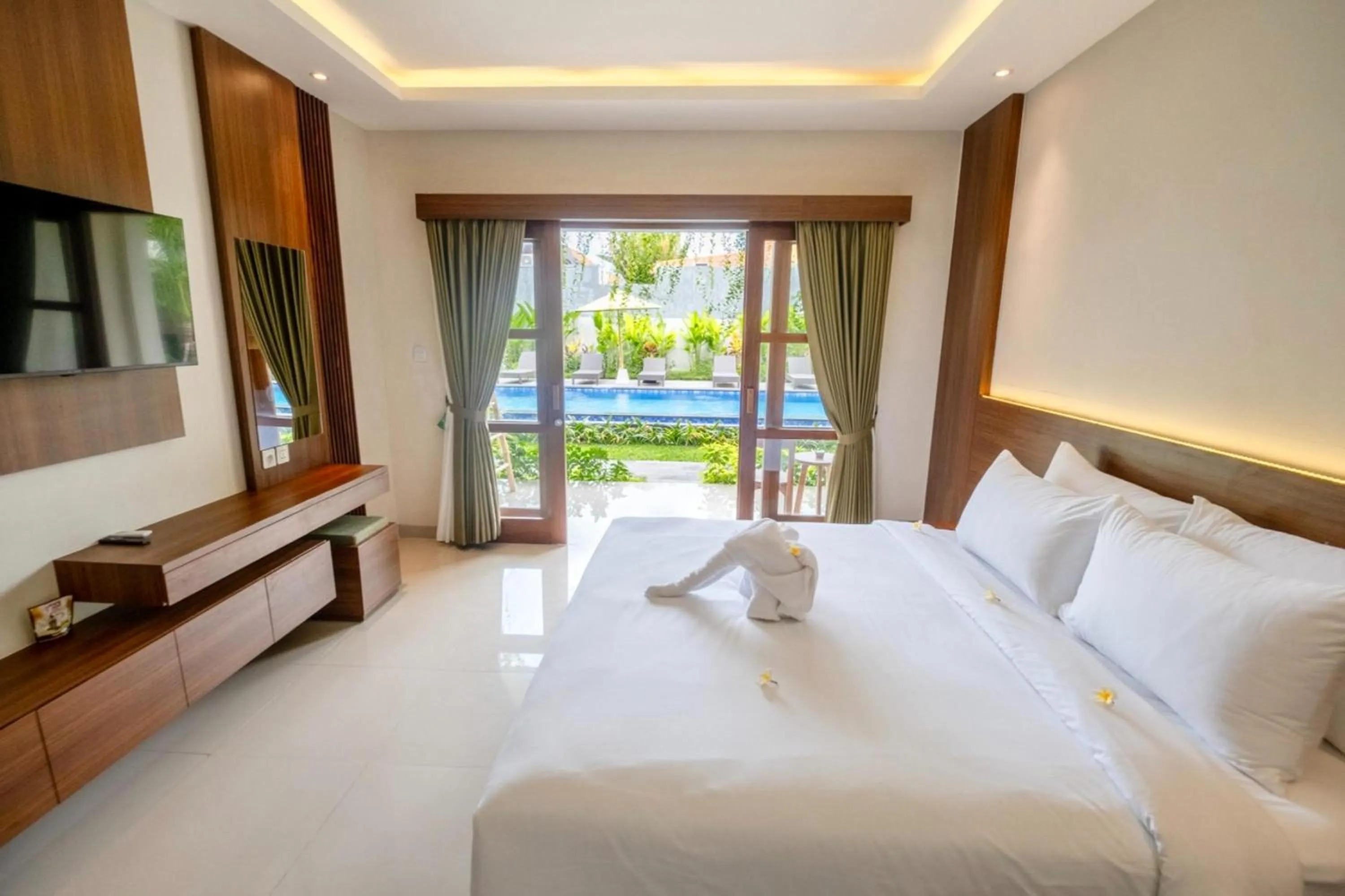 Swimming pool, Bed in Puri Kaja House