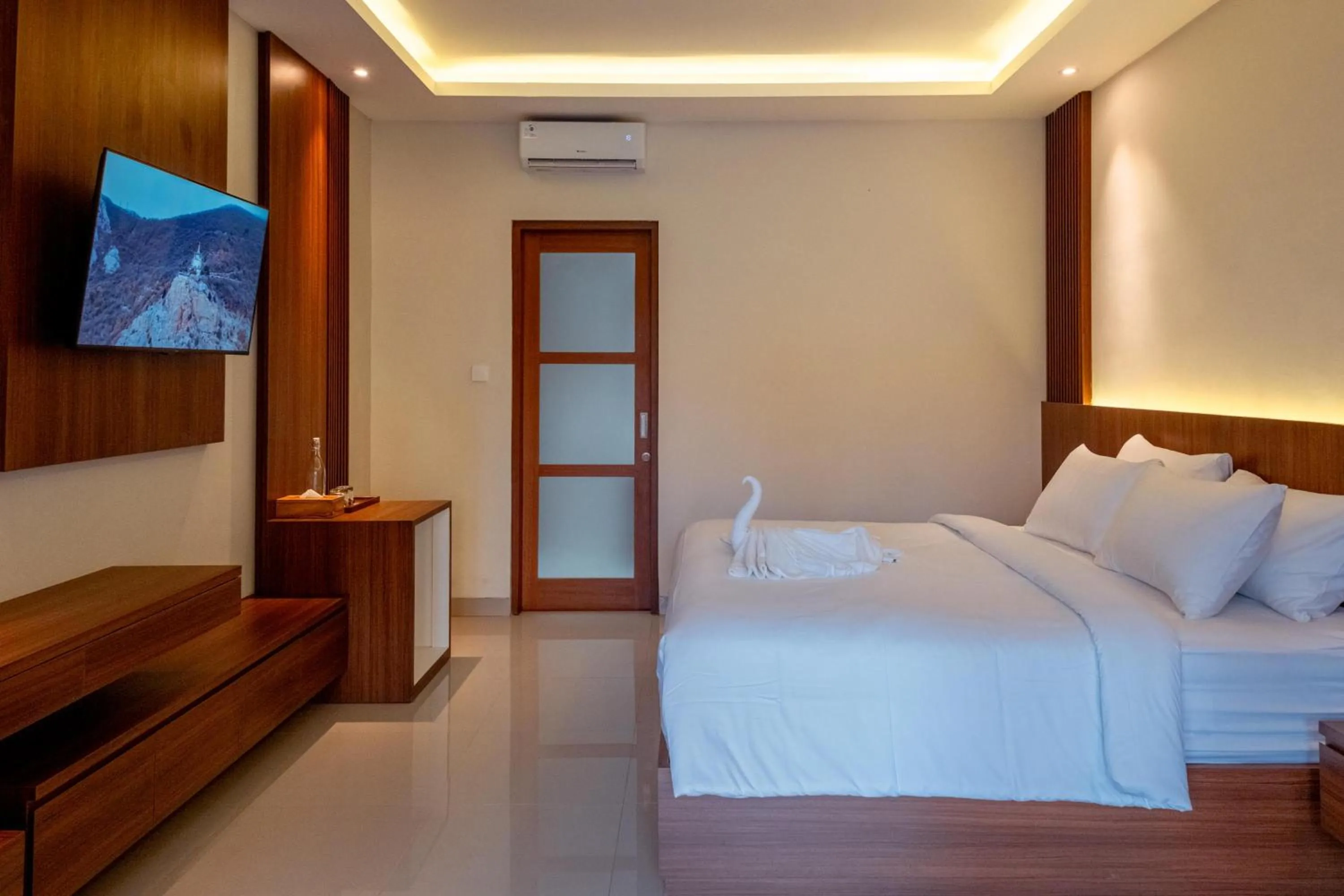 Communal lounge/ TV room, Bed in Puri Kaja House