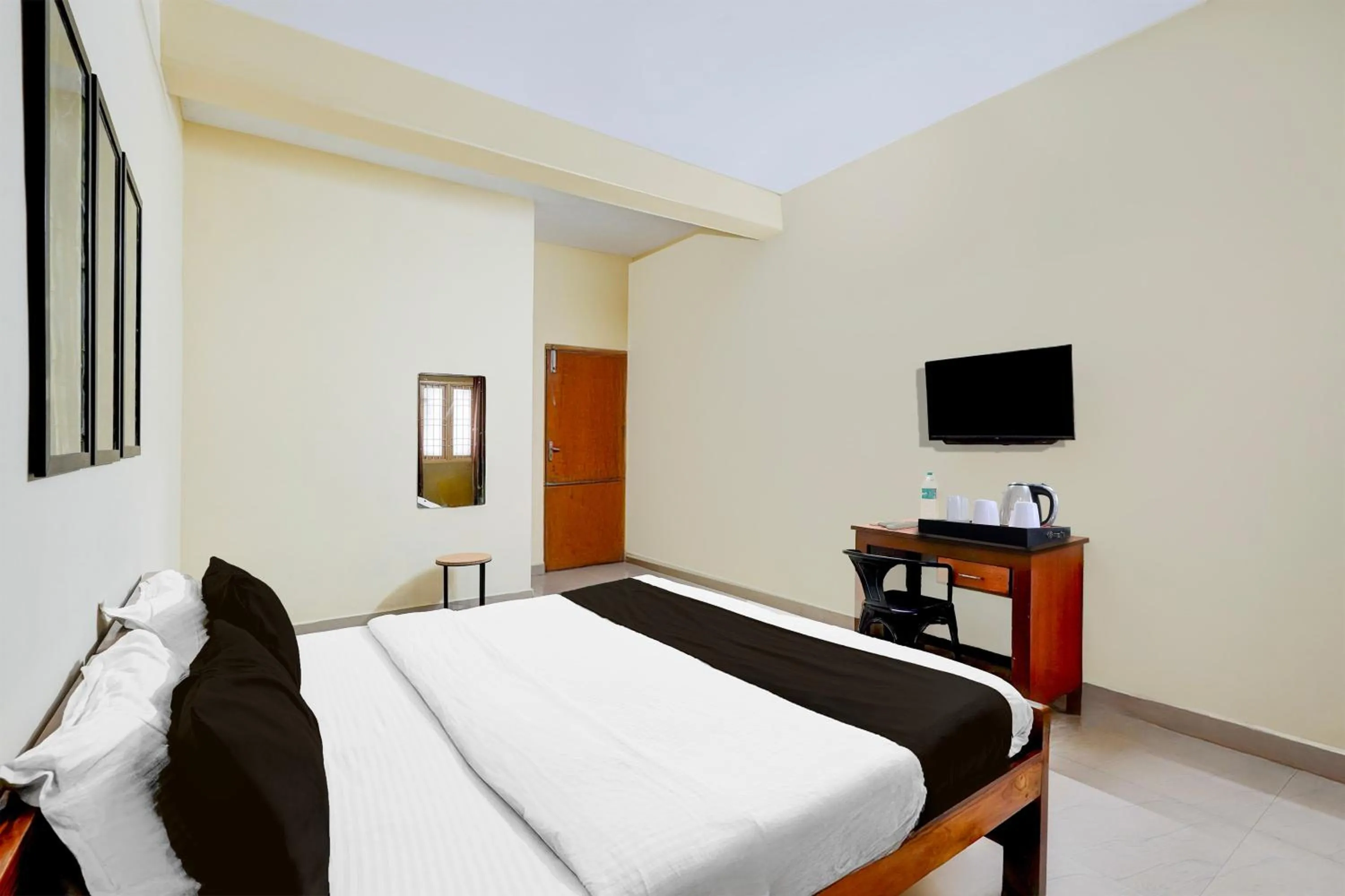 Bedroom, Bed in Super Hotel O Villivakkam Railway Station Formerly BV Stayz