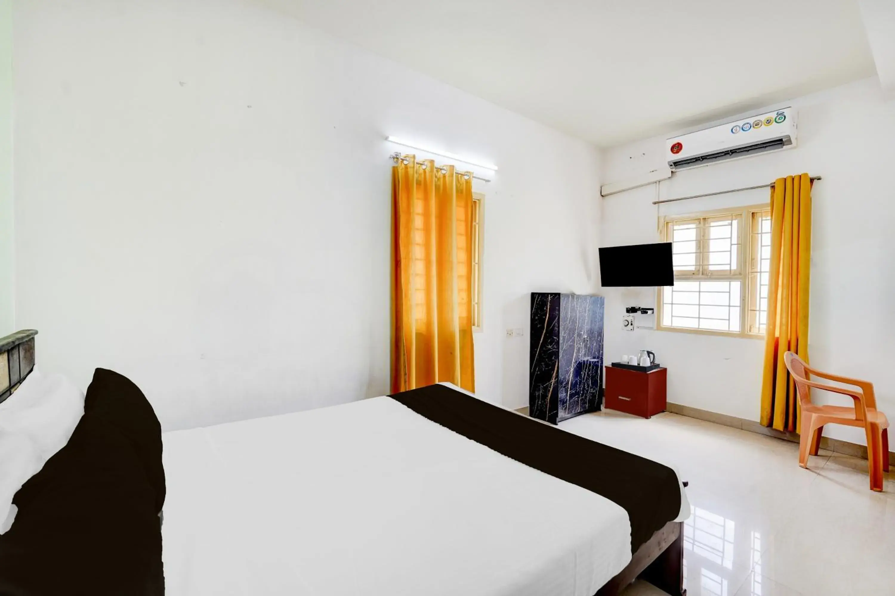 Classic Triple Room - single occupancy in Super Hotel O Kelambakkam Bus Terminal Formerly Guna Residency Classic Triple Room - single occupancy in Super Hotel O Kelambakkam Bus Terminal Formerly Guna Residency
