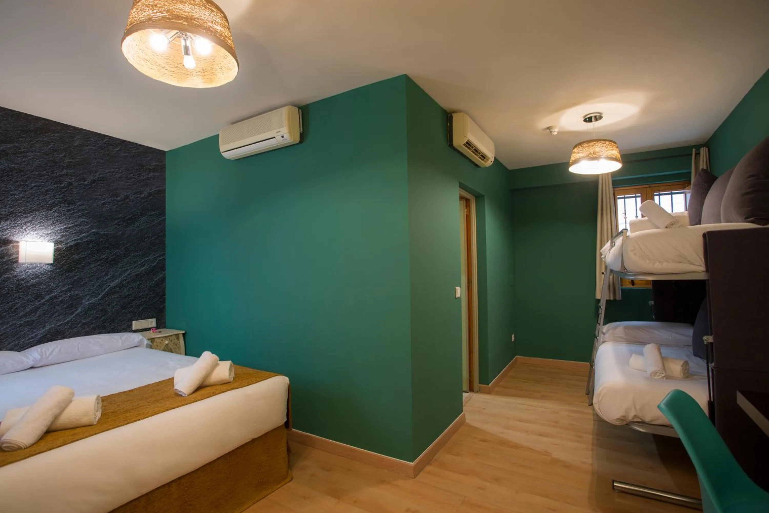 bunk bed, Bathroom in Casual Don Juan Tenorio Sevilla