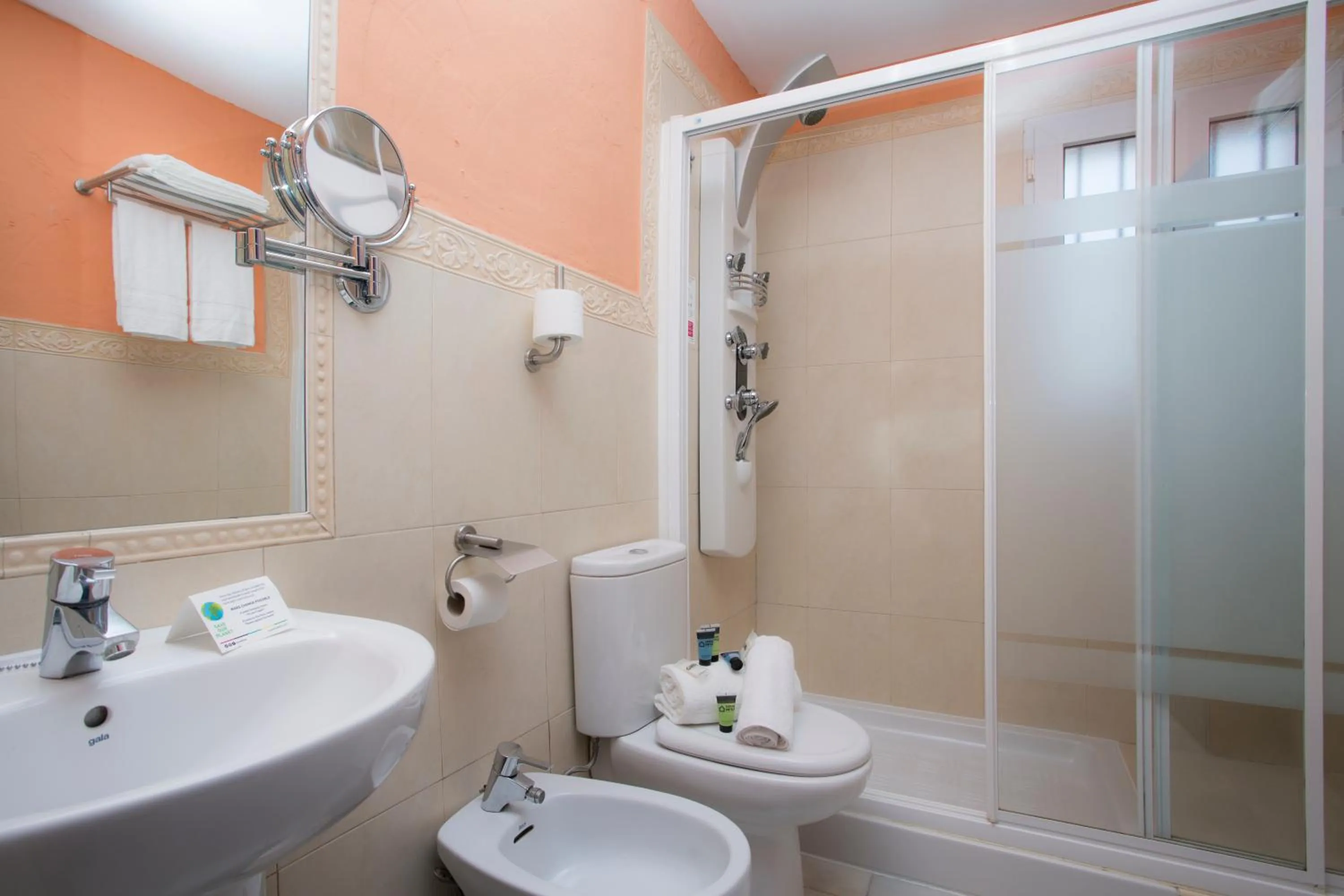 Bathroom in Casual Don Juan Tenorio Sevilla