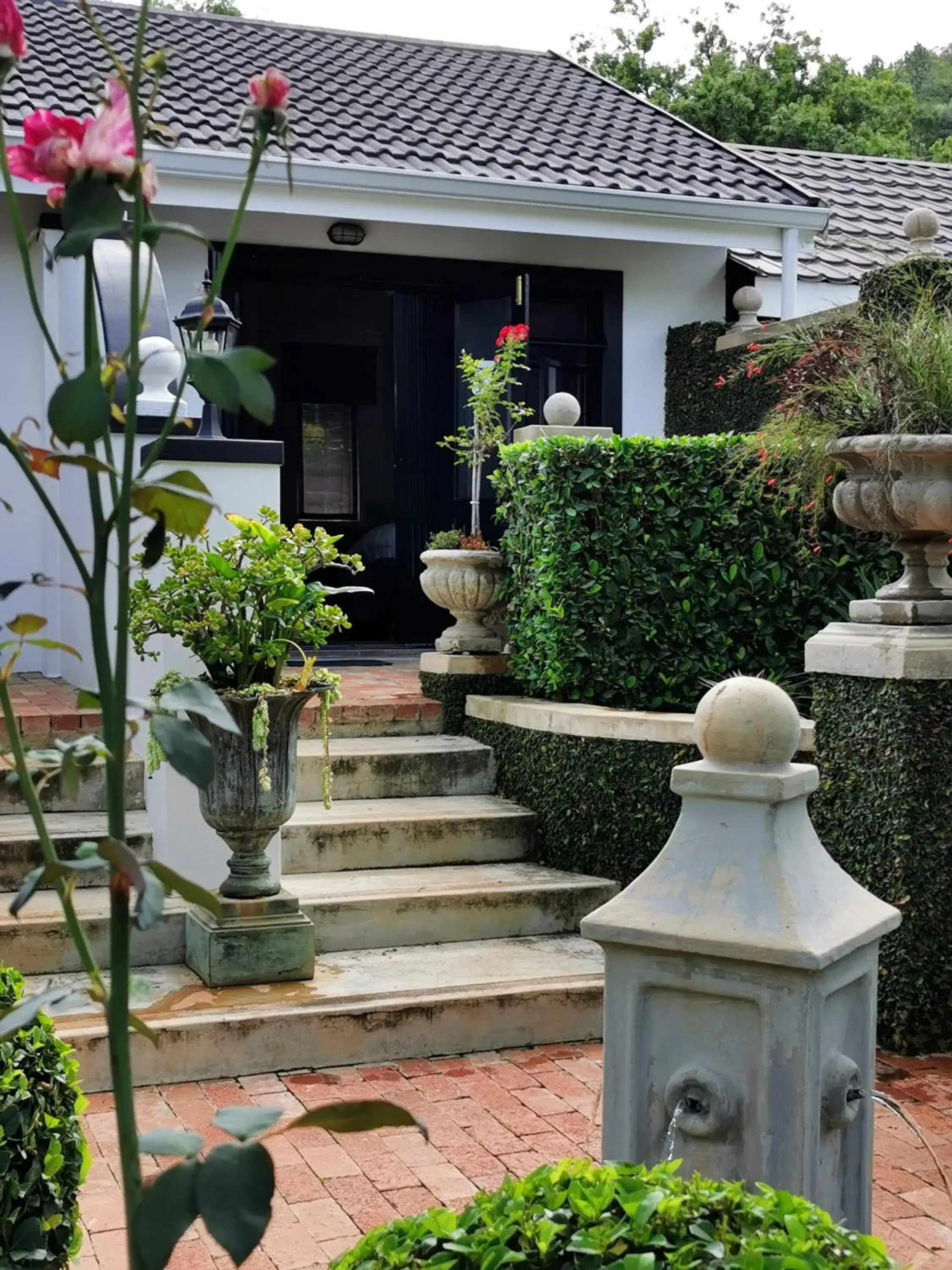 Facade/entrance in At 98 on Lynburn Guest House Facade/entrance in At 98 on Lynburn Guest House