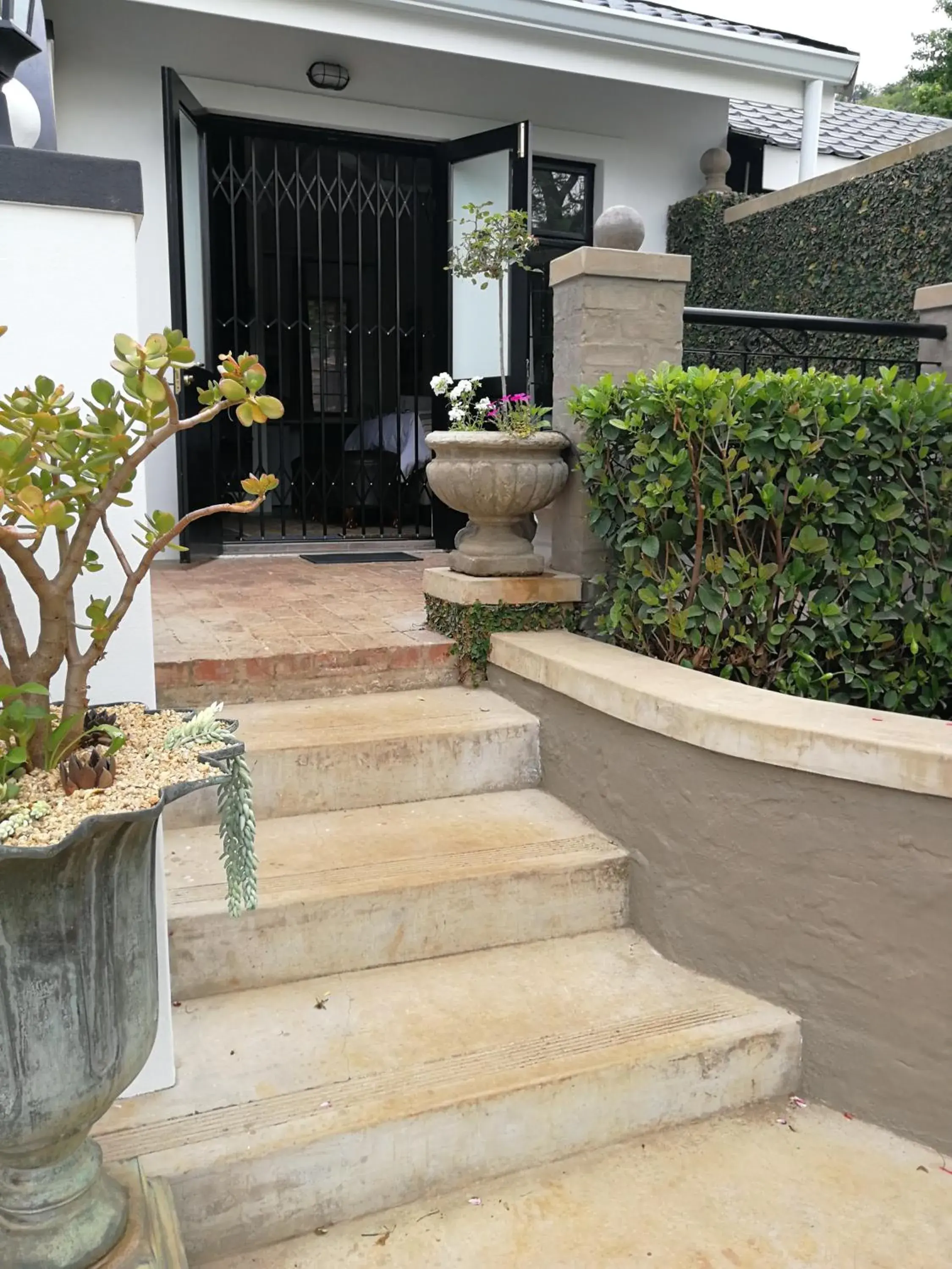 Facade/entrance in At 98 on Lynburn Guest House Facade/entrance in At 98 on Lynburn Guest House