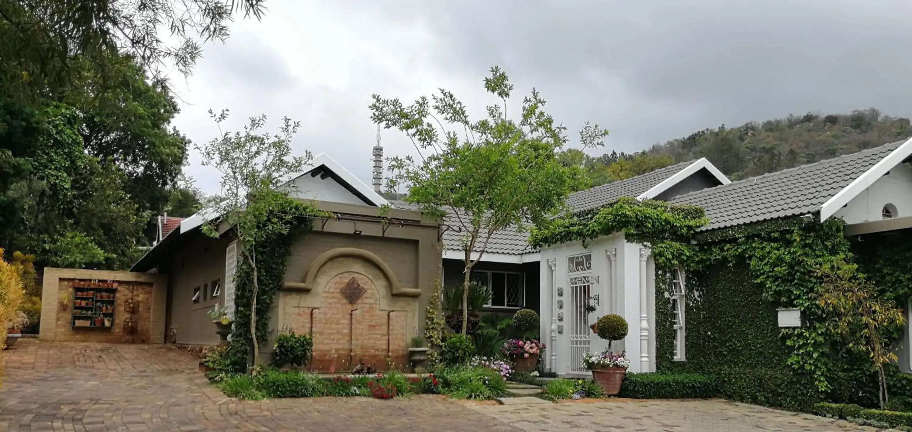 Property building in At 98 on Lynburn Guest House Property building in At 98 on Lynburn Guest House