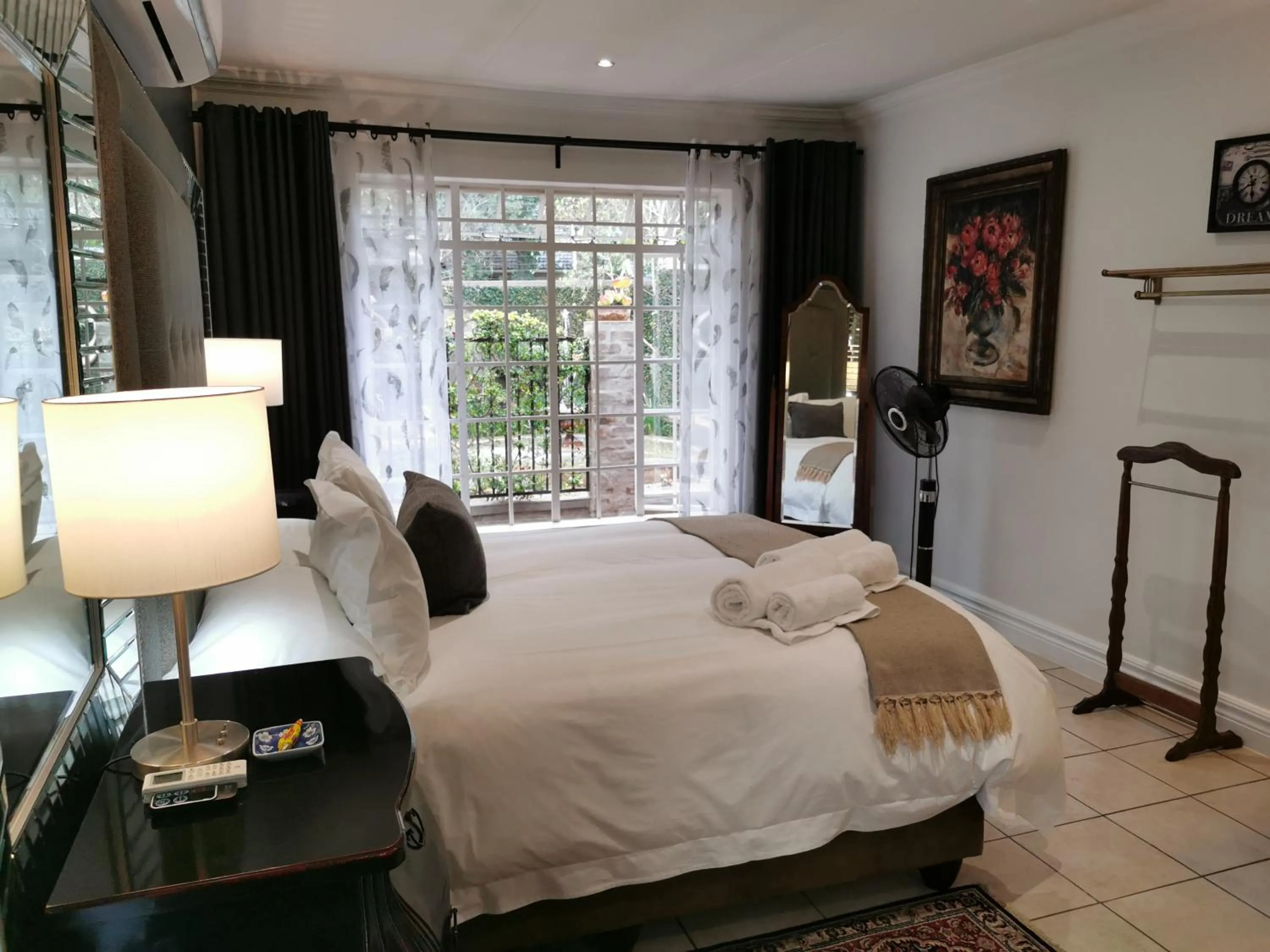 Bedroom, Bed in At 98 on Lynburn Guest House