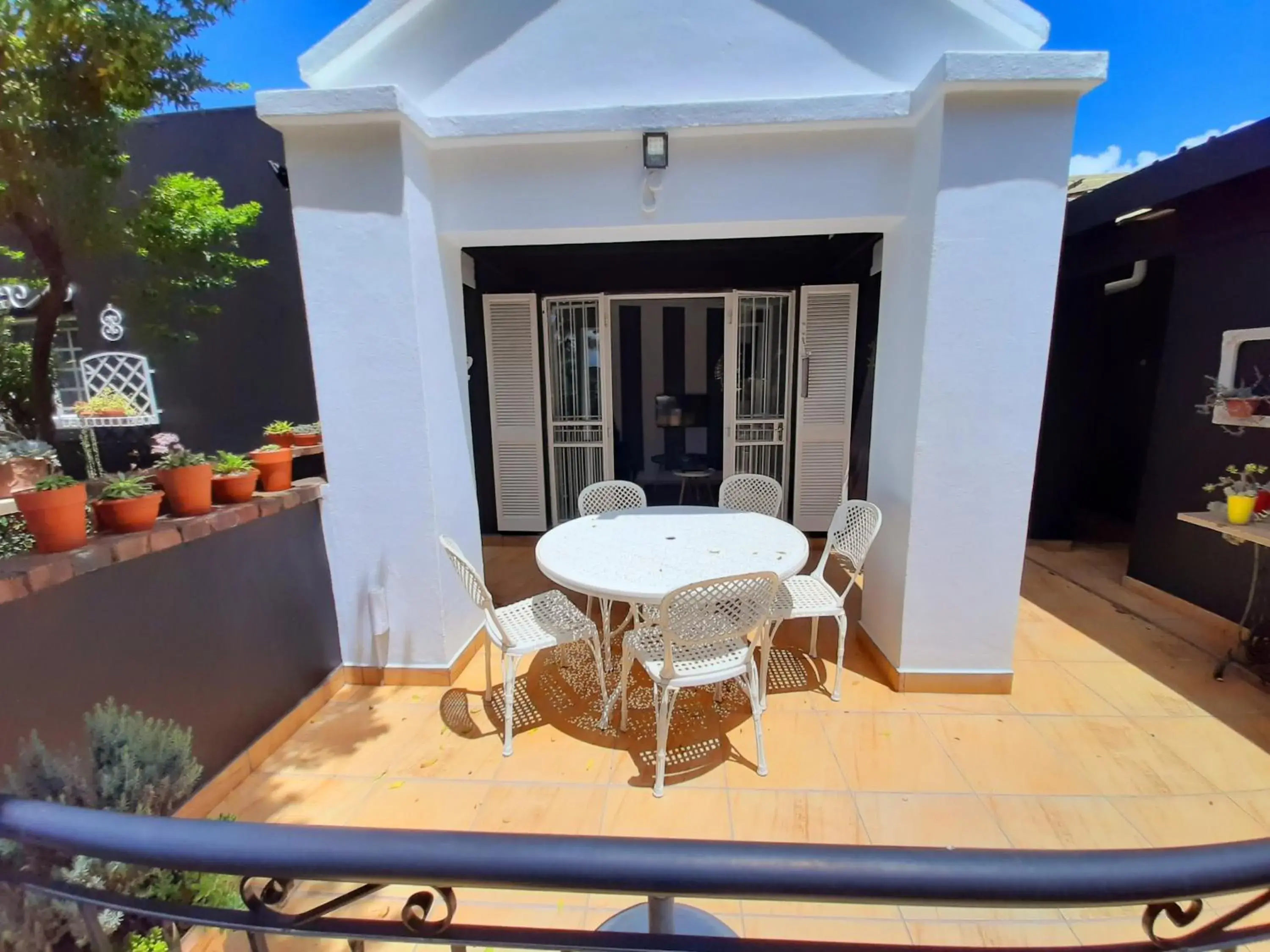 Property building in At 98 on Lynburn Guest House Property building in At 98 on Lynburn Guest House