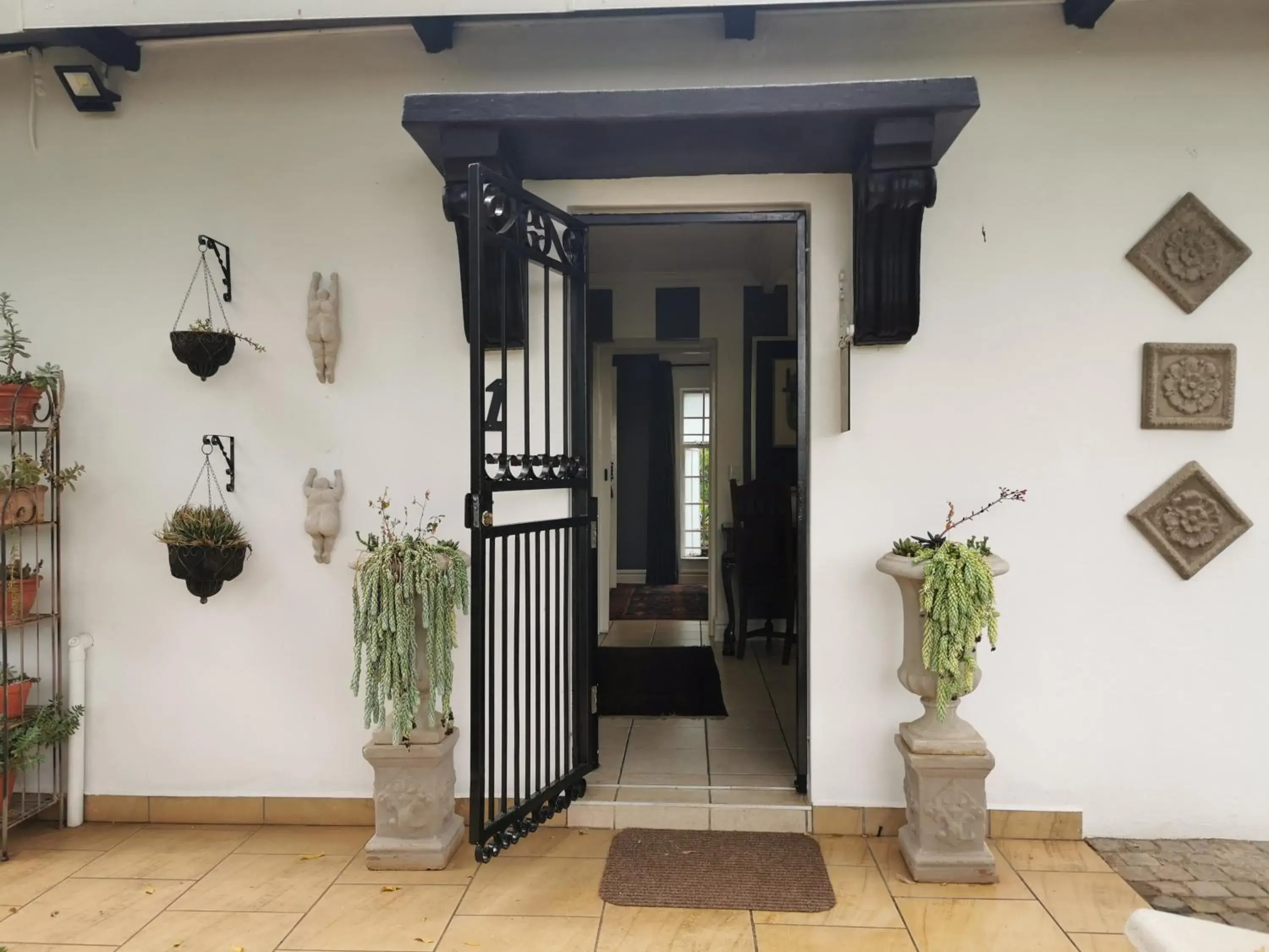 Facade/entrance in At 98 on Lynburn Guest House Facade/entrance in At 98 on Lynburn Guest House