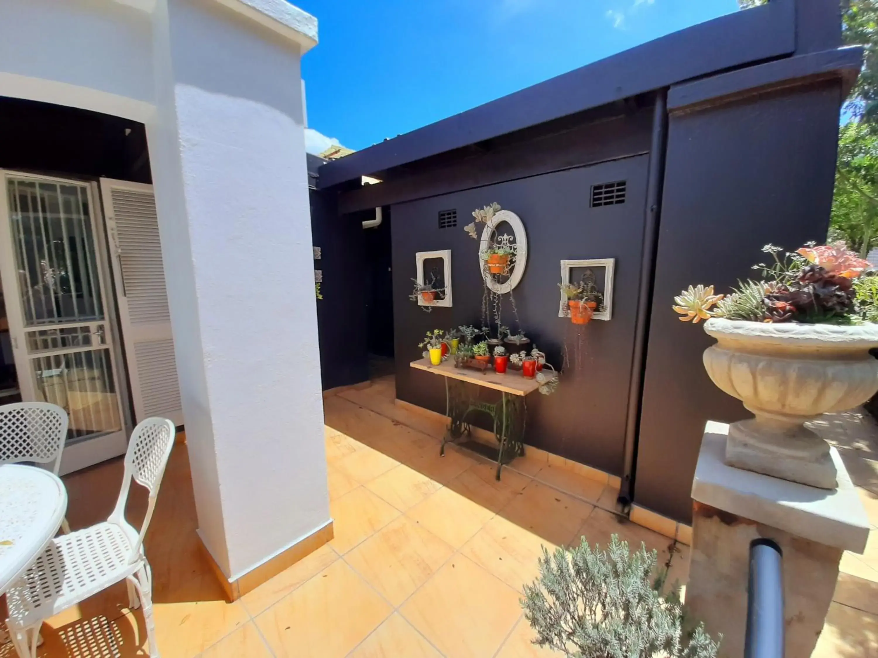 Property building in At 98 on Lynburn Guest House Property building in At 98 on Lynburn Guest House