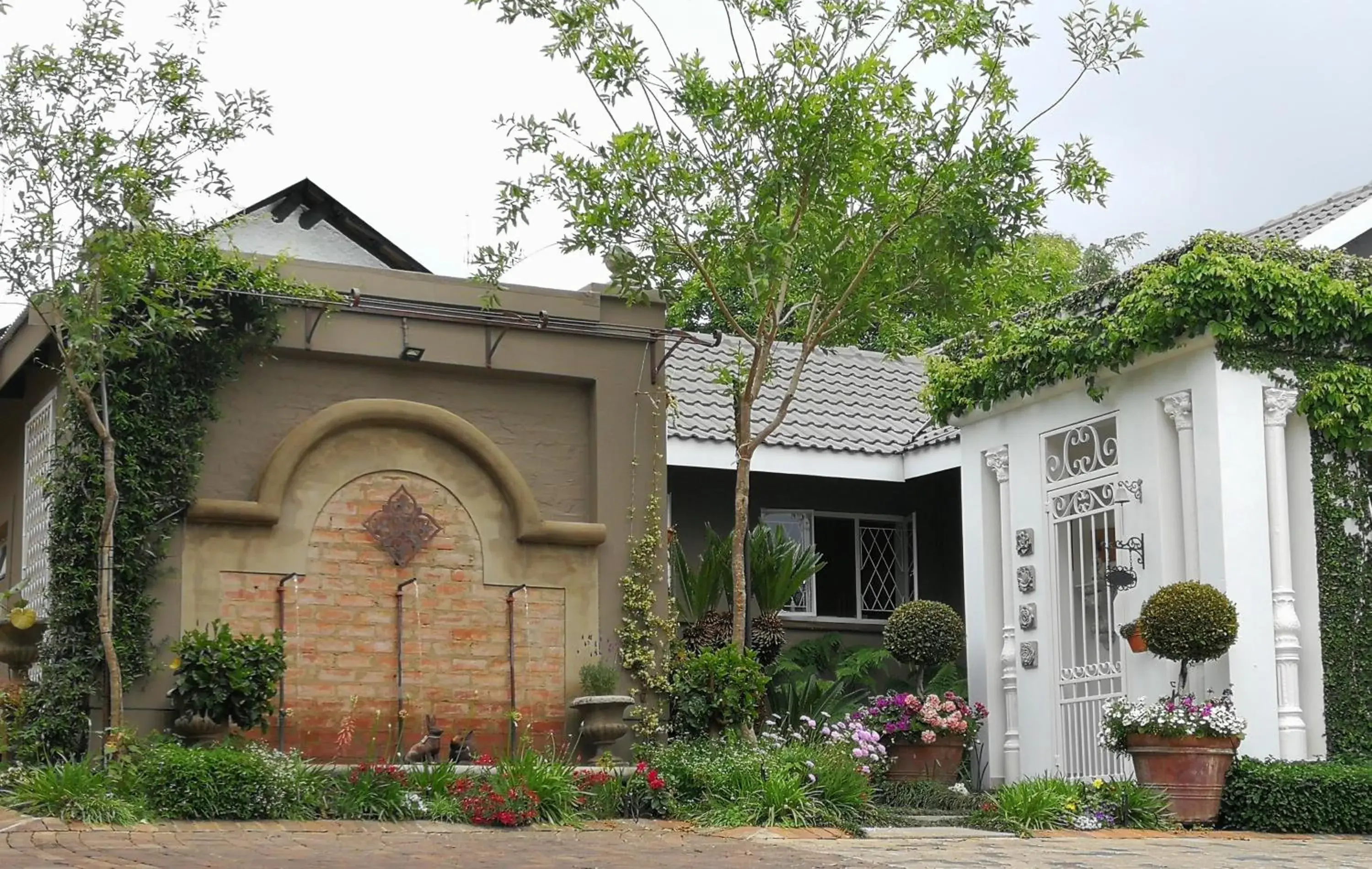 Facade/entrance in At 98 on Lynburn Guest House Facade/entrance in At 98 on Lynburn Guest House