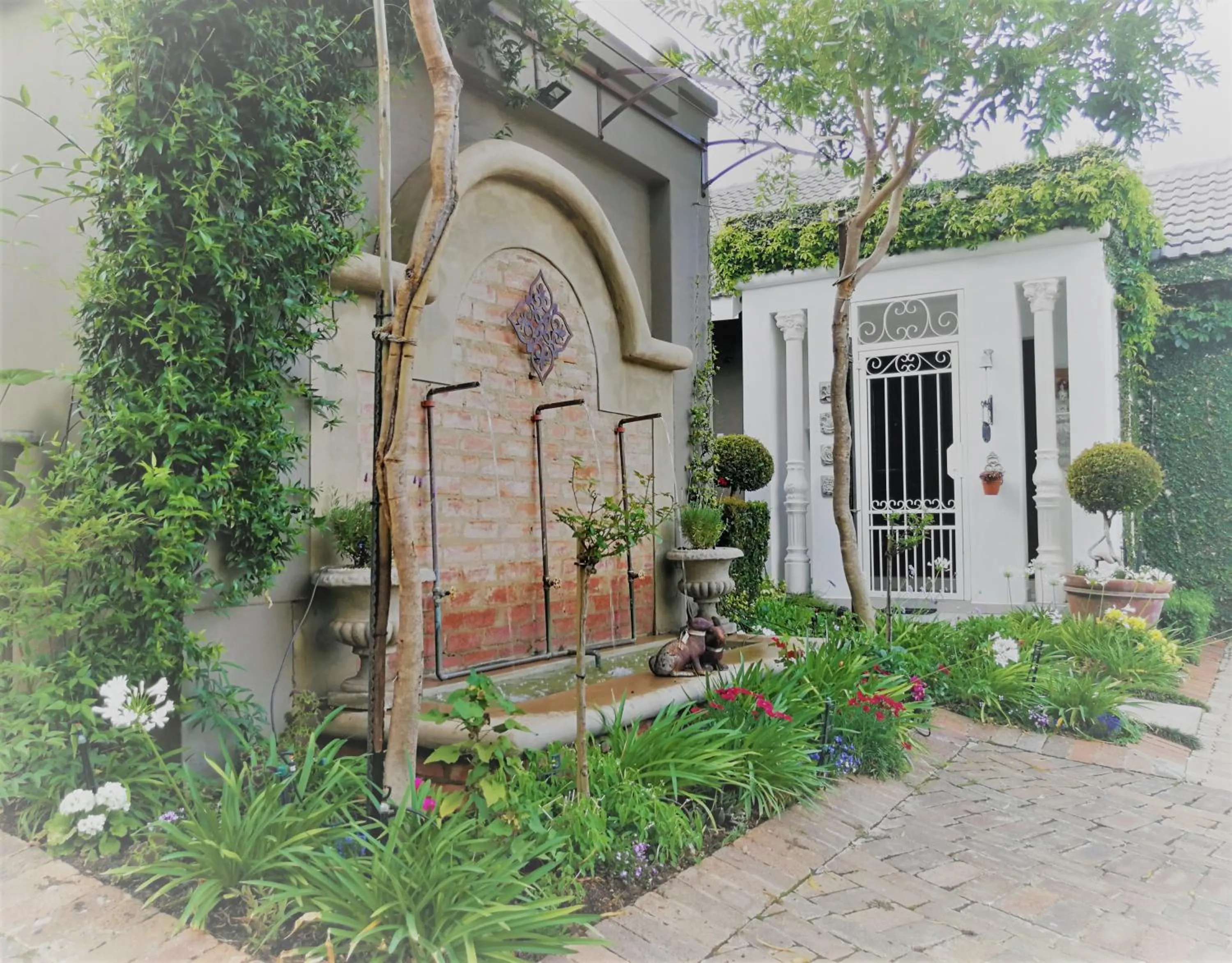 Facade/entrance in At 98 on Lynburn Guest House